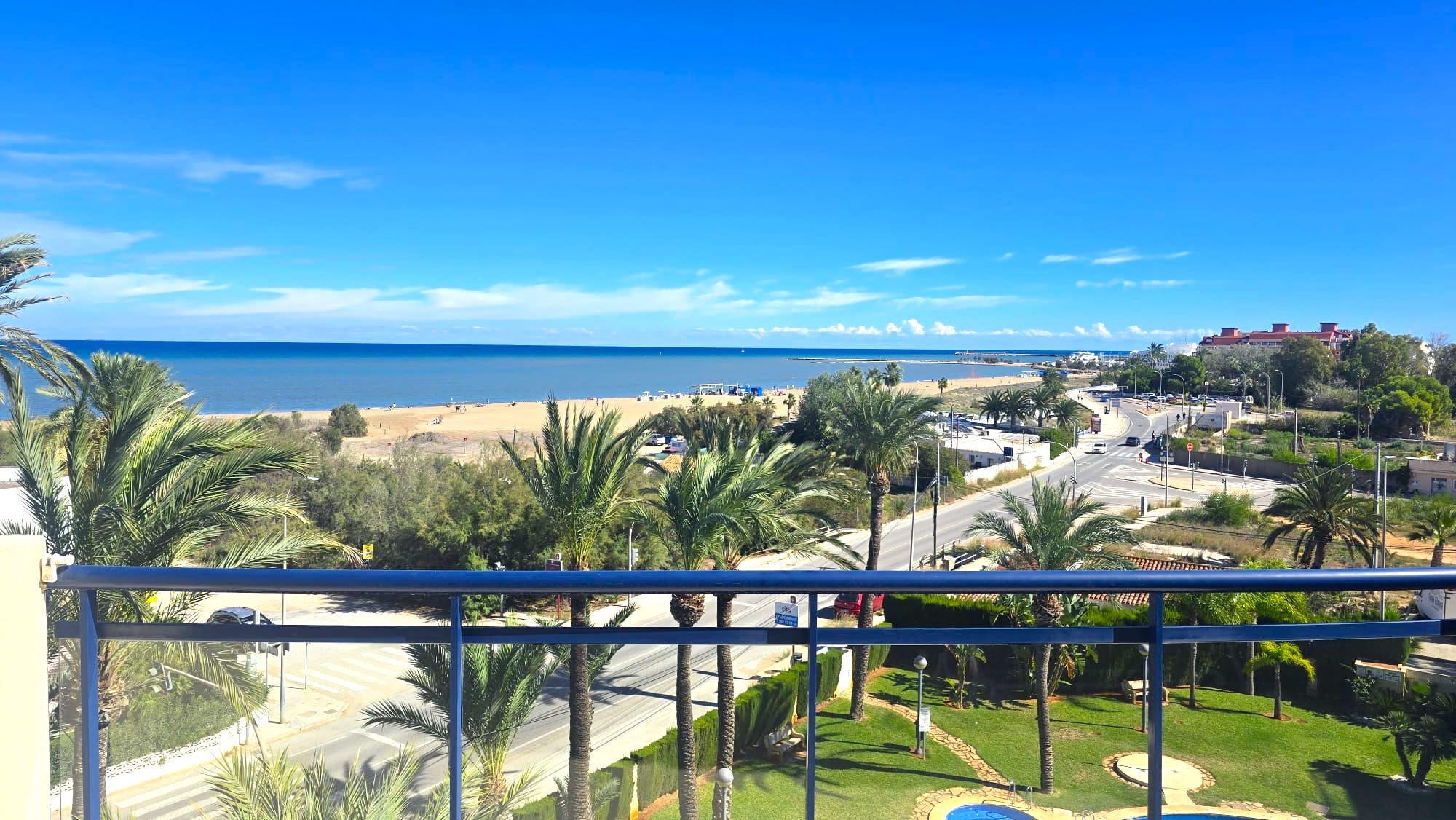 Bonito ático dúplex con vistas al mar en venta en Denia