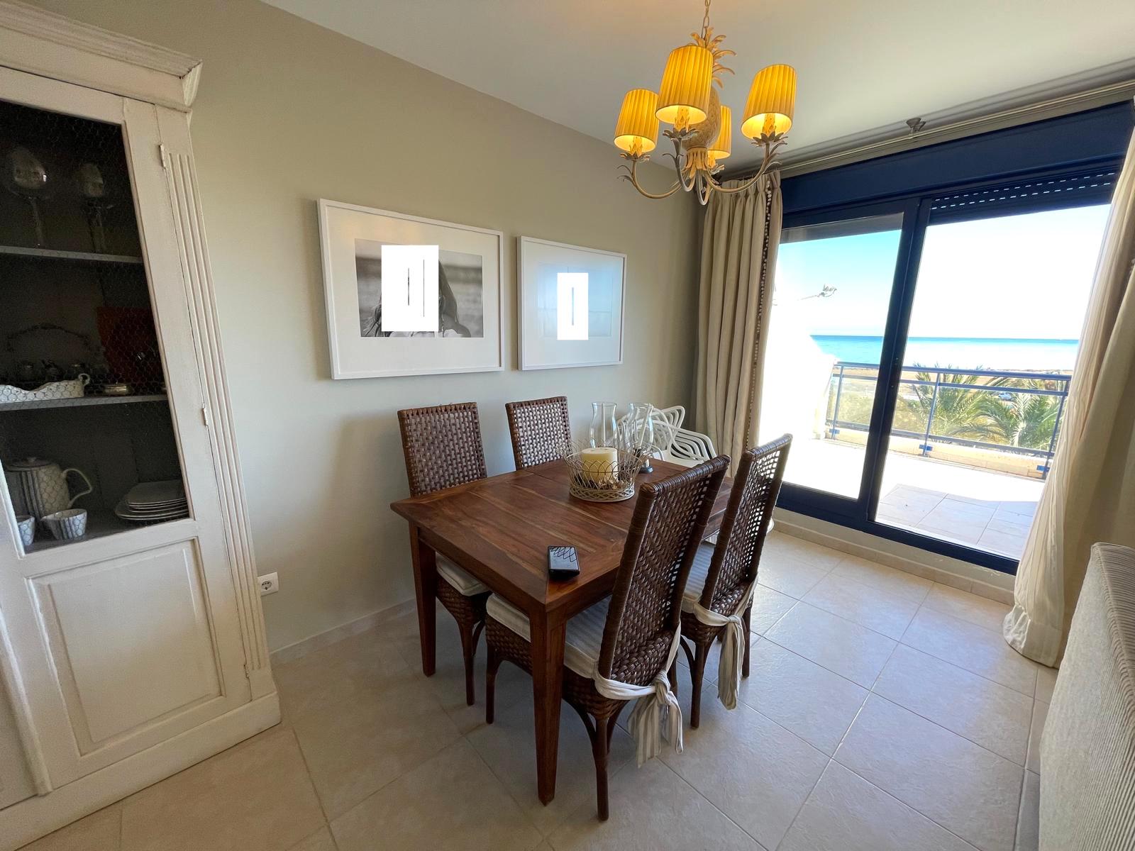 Bonito ático dúplex con vistas al mar en venta en Denia