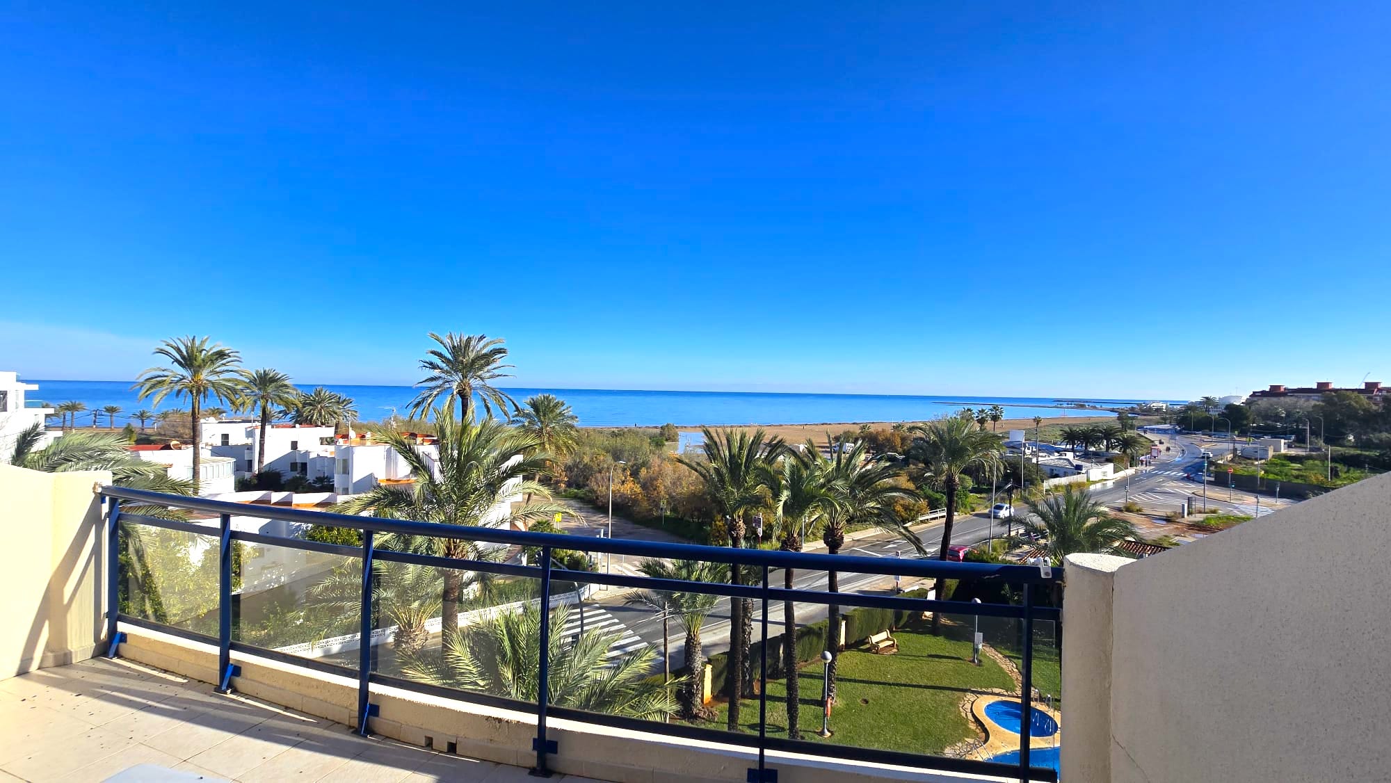 Bonito ático dúplex con vistas al mar en venta en Denia
