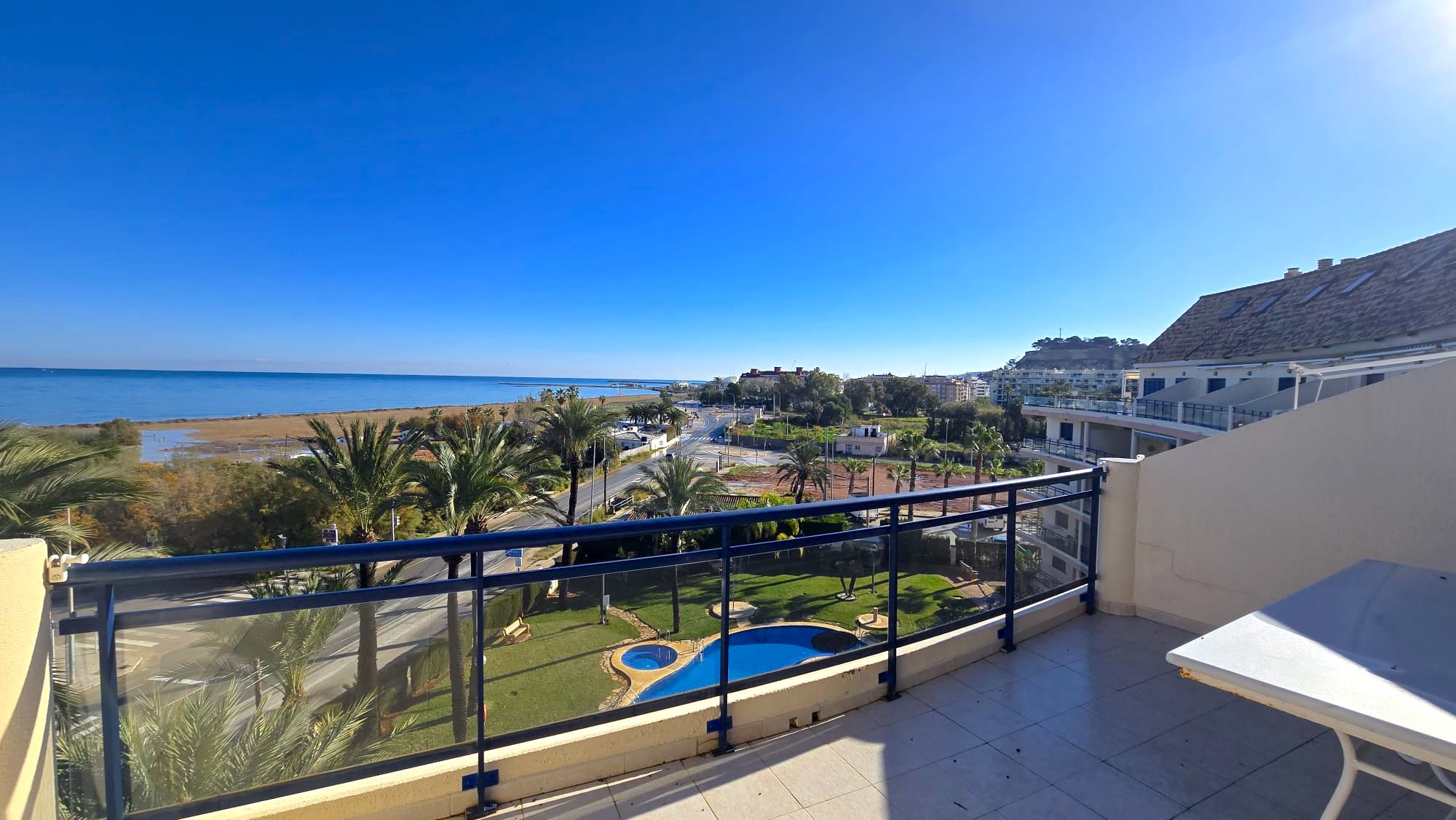 Bonito ático dúplex con vistas al mar en venta en Denia