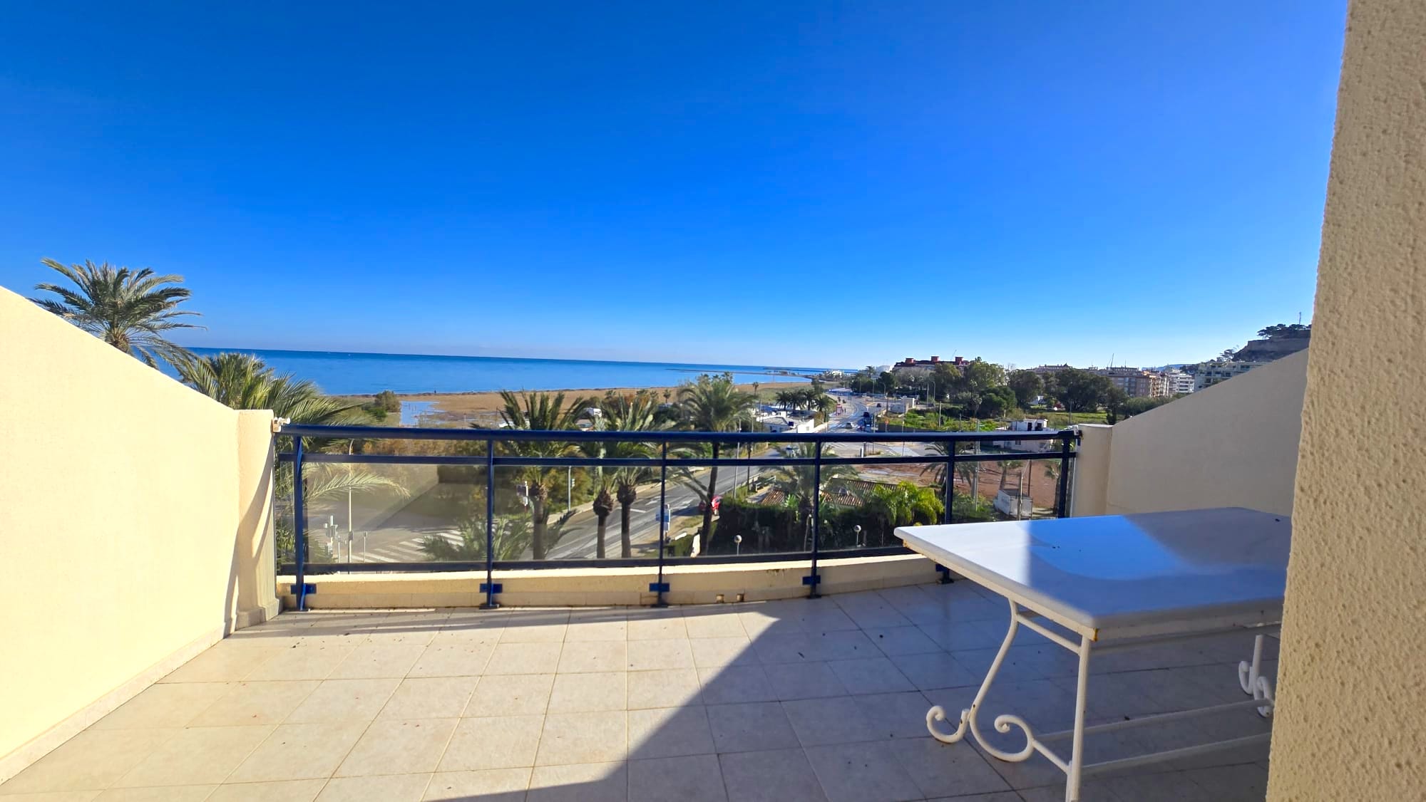 Bonito ático dúplex con vistas al mar en venta en Denia