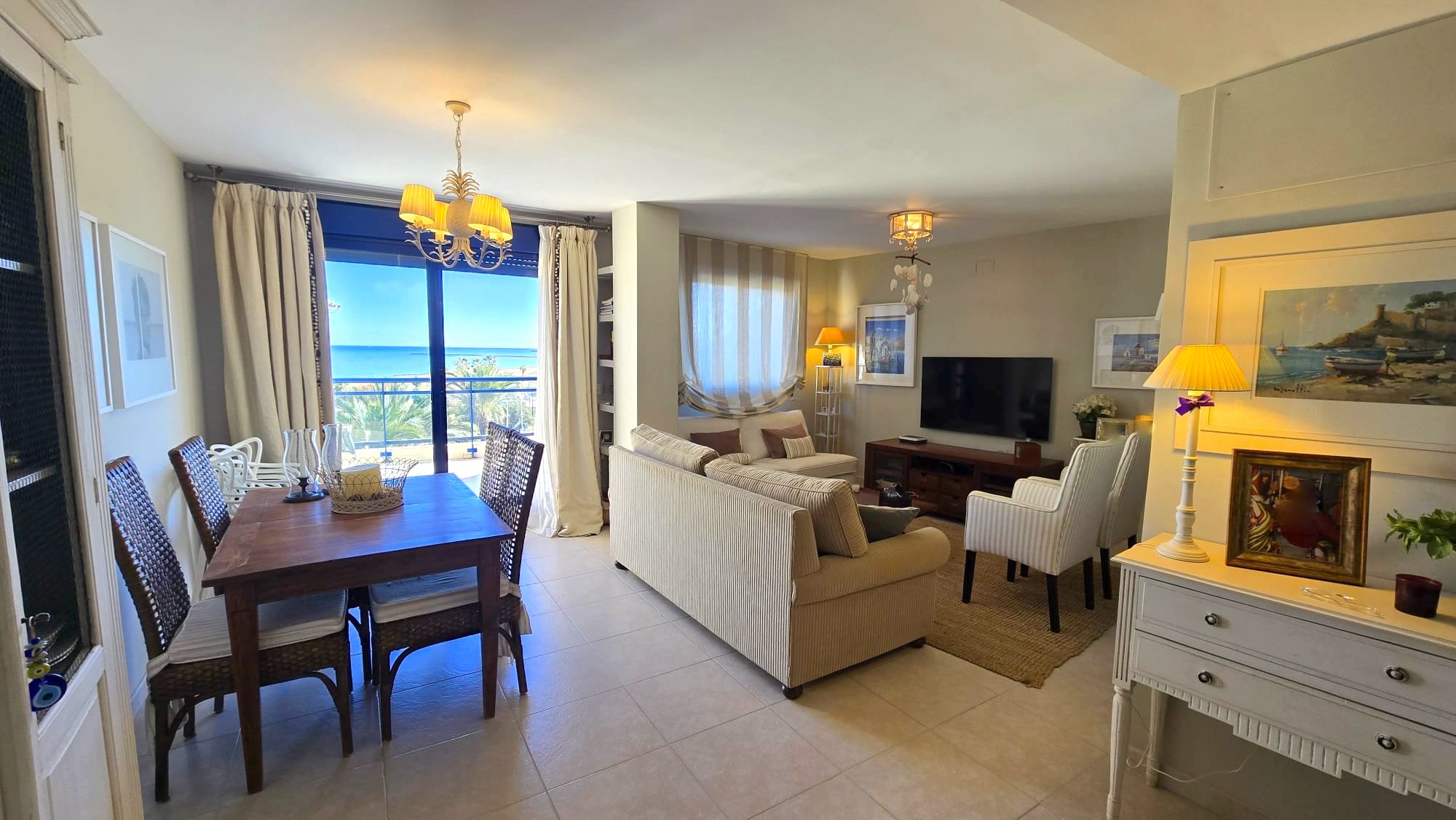 Bonito ático dúplex con vistas al mar en venta en Denia