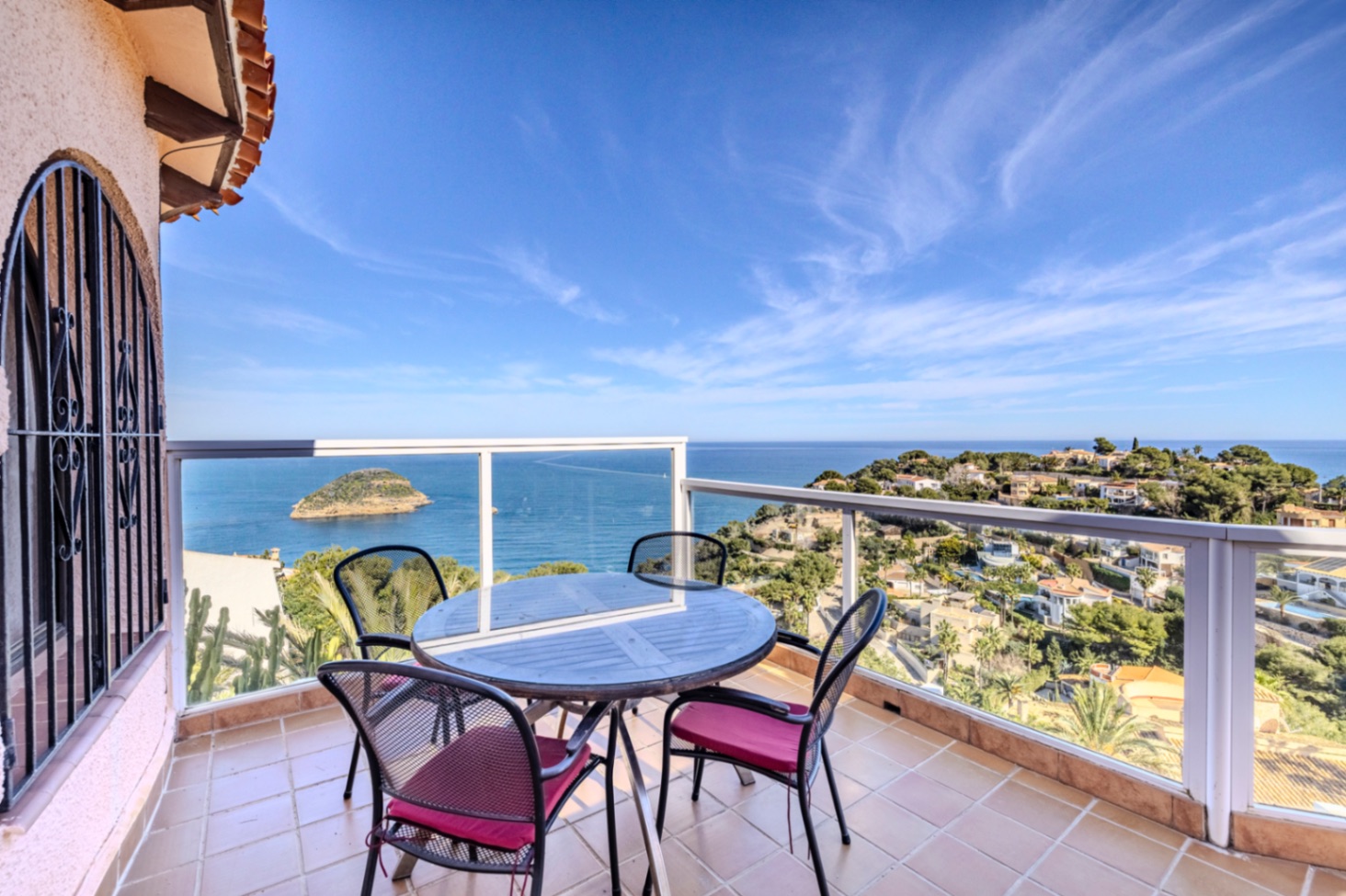Villa en venta en Jávea con impresionantes vistas al mar.