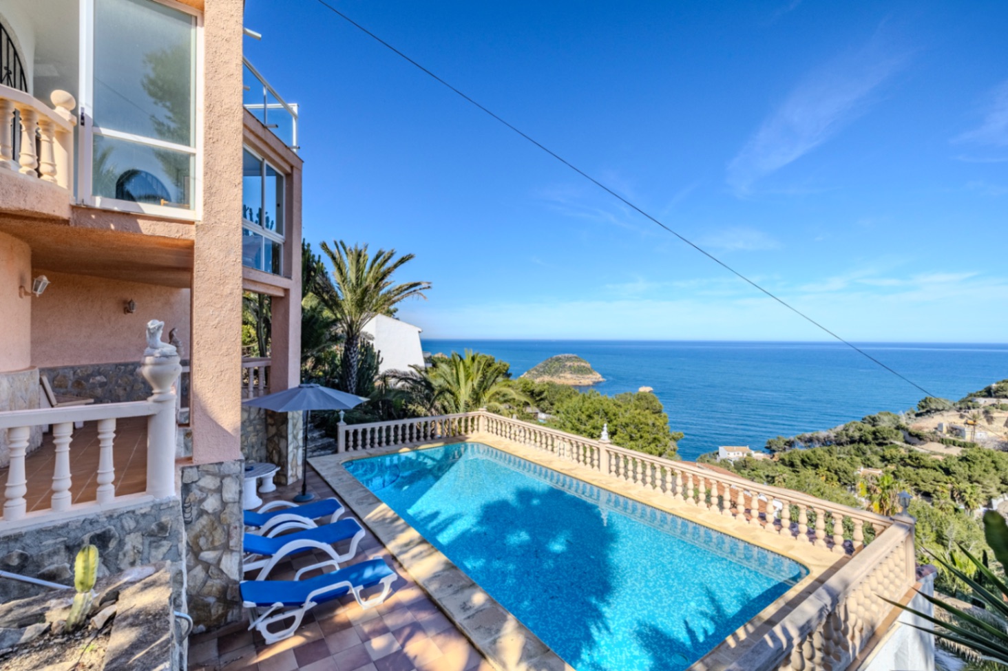 Villa en venta en Jávea con impresionantes vistas al mar.