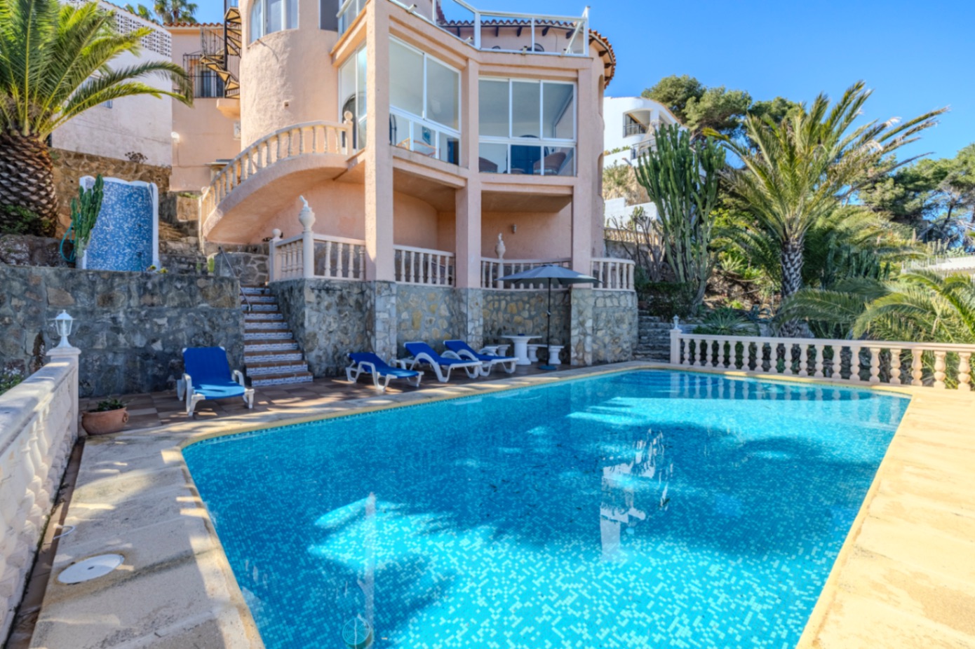 Villa en venta en Jávea con impresionantes vistas al mar.