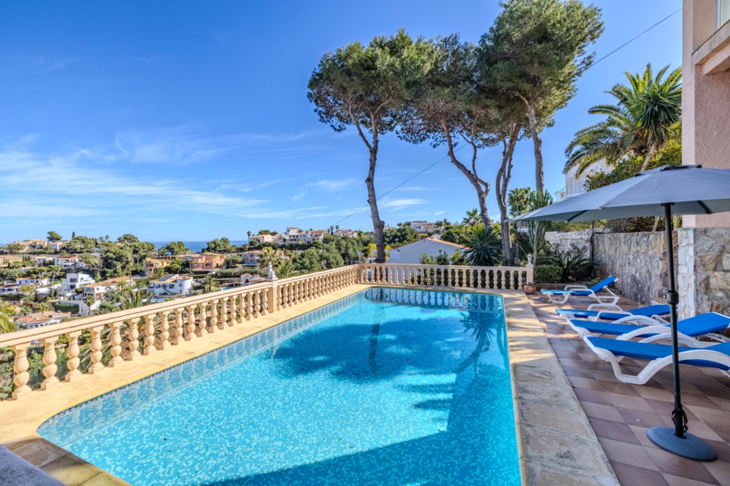 Villa en venta en Jávea con impresionantes vistas al mar.