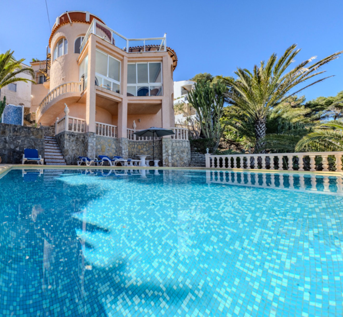 Villa en venta en Jávea con impresionantes vistas al mar.