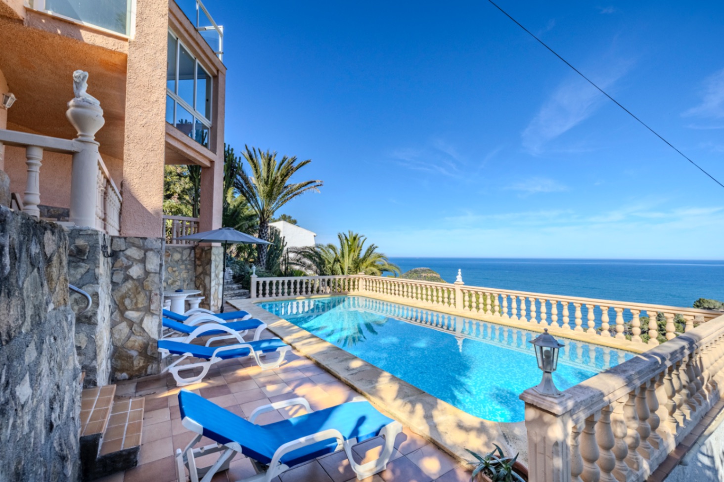 Villa en venta en Jávea con impresionantes vistas al mar.