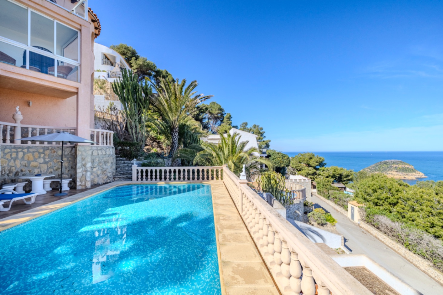 Villa en venta en Jávea con impresionantes vistas al mar.