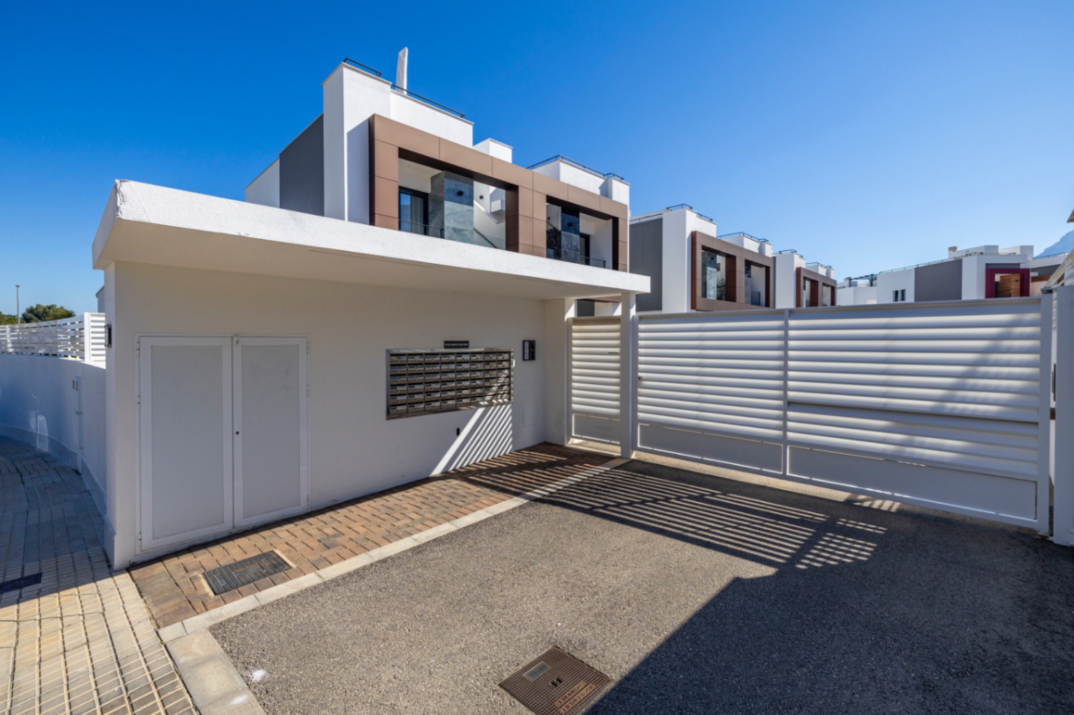 Vivienda contemporánea de lujo con una espectacular terraza en la azotea y a escasos pasos del centro de Dénia