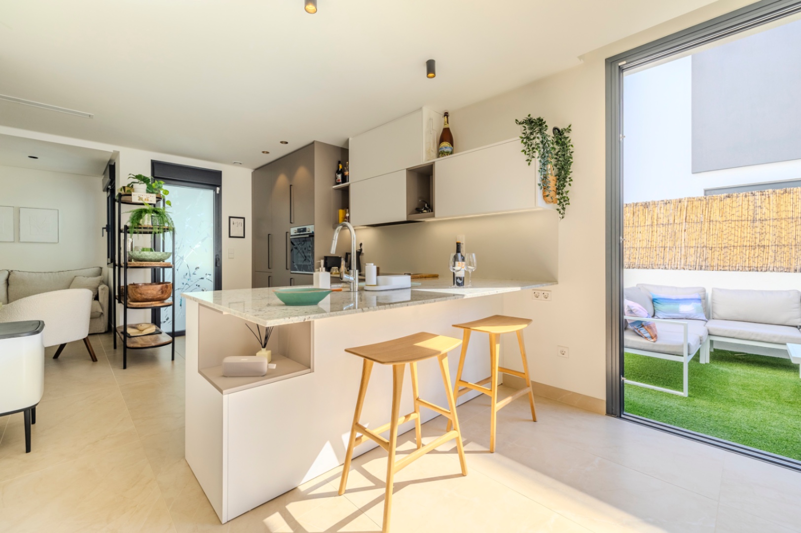Vivienda contemporánea de lujo con una espectacular terraza en la azotea y a escasos pasos del centro de Dénia