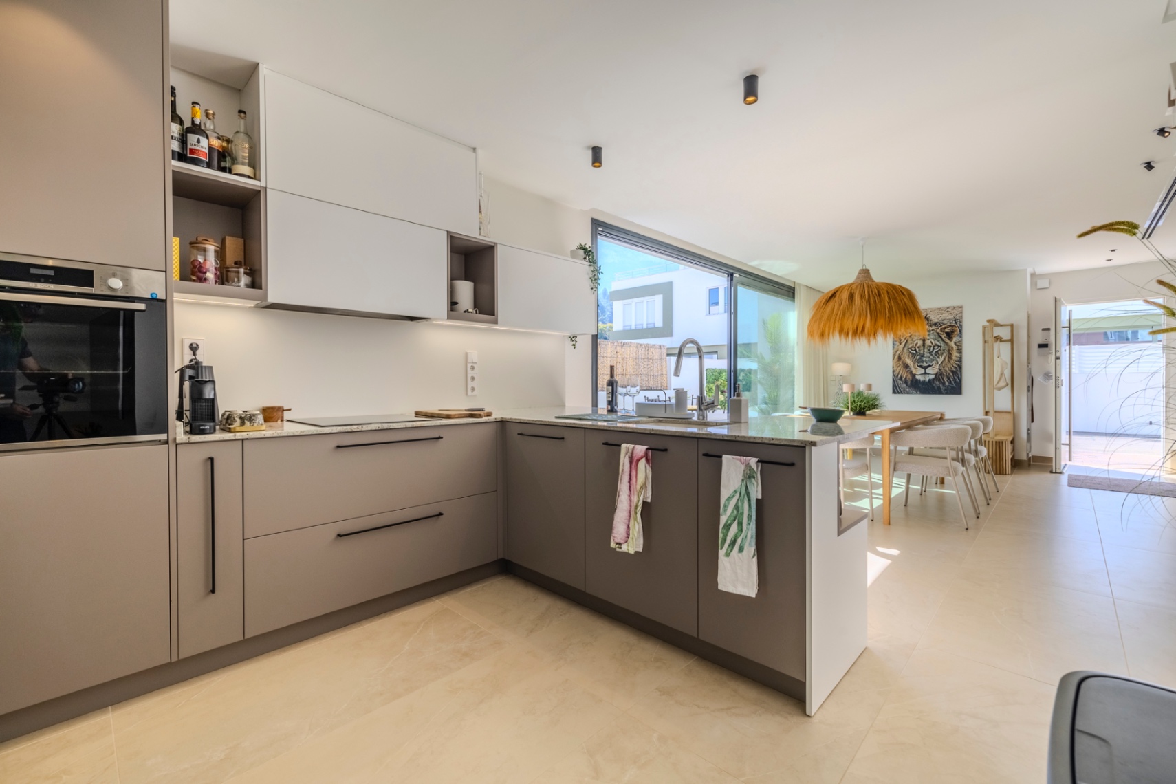 Vivienda contemporánea de lujo con una espectacular terraza en la azotea y a escasos pasos del centro de Dénia