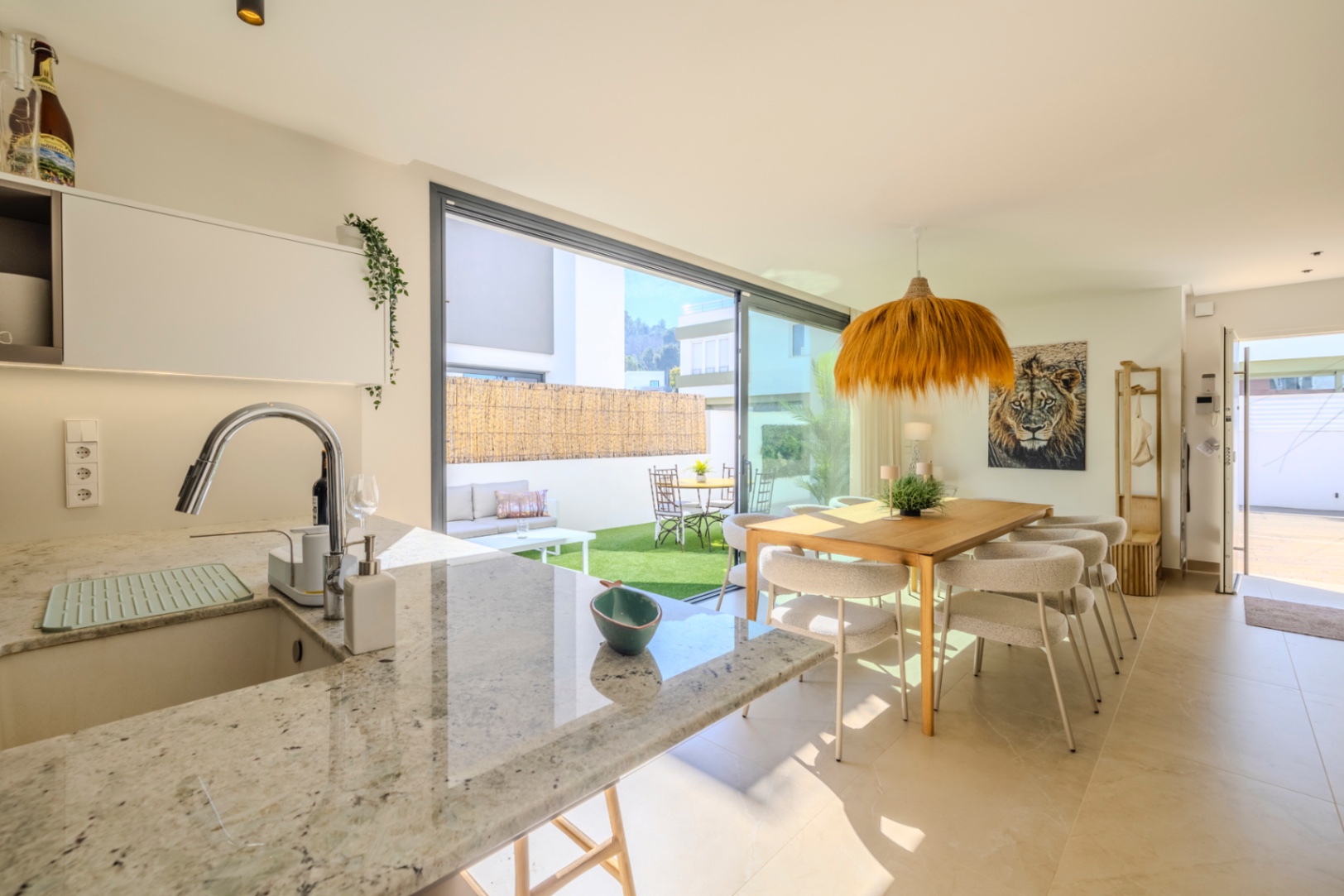 Vivienda contemporánea de lujo con una espectacular terraza en la azotea y a escasos pasos del centro de Dénia