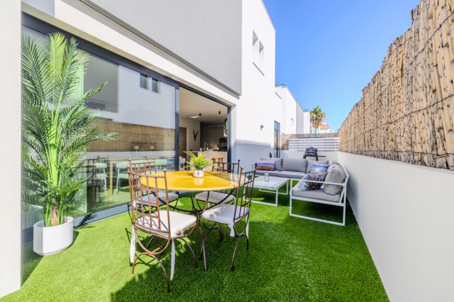 Vivienda contemporánea de lujo con una espectacular terraza en la azotea y a escasos pasos del centro de Dénia