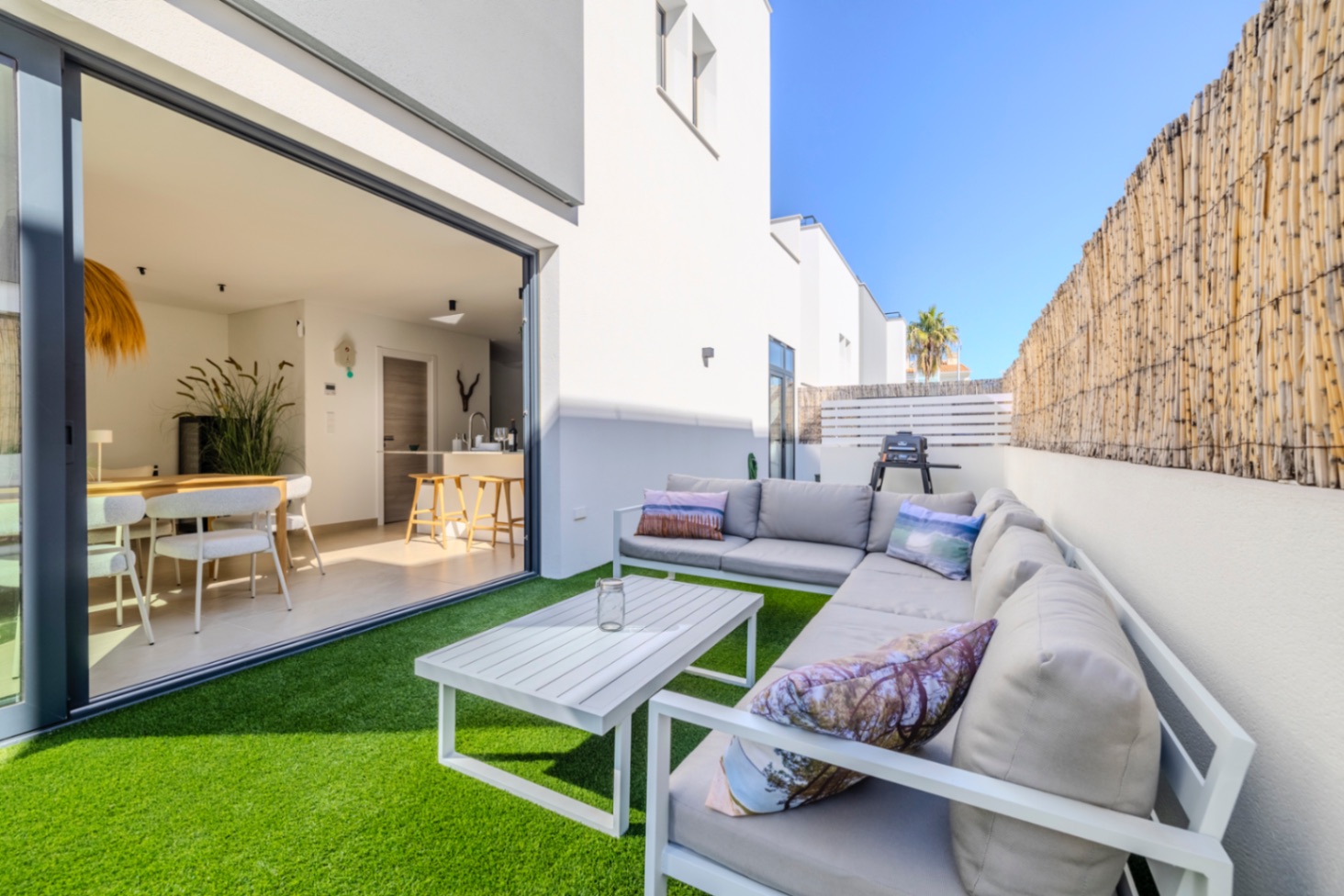 Vivienda contemporánea de lujo con una espectacular terraza en la azotea y a escasos pasos del centro de Dénia