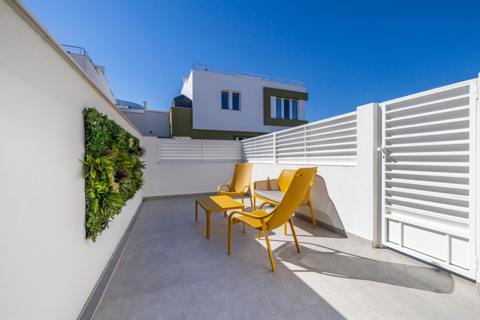 Vivienda contemporánea de lujo con una espectacular terraza en la azotea y a escasos pasos del centro de Dénia