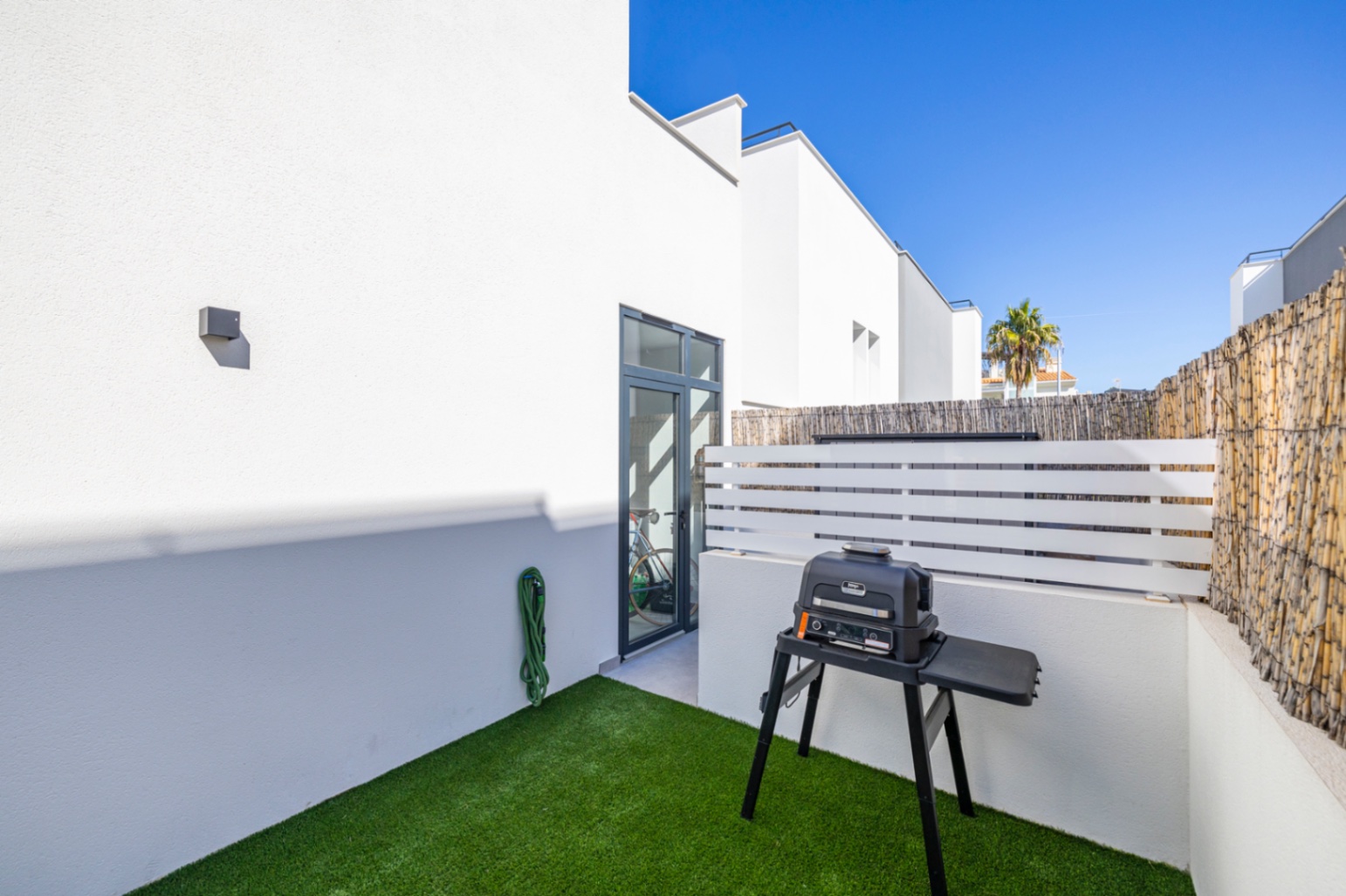 Vivienda contemporánea de lujo con una espectacular terraza en la azotea y a escasos pasos del centro de Dénia