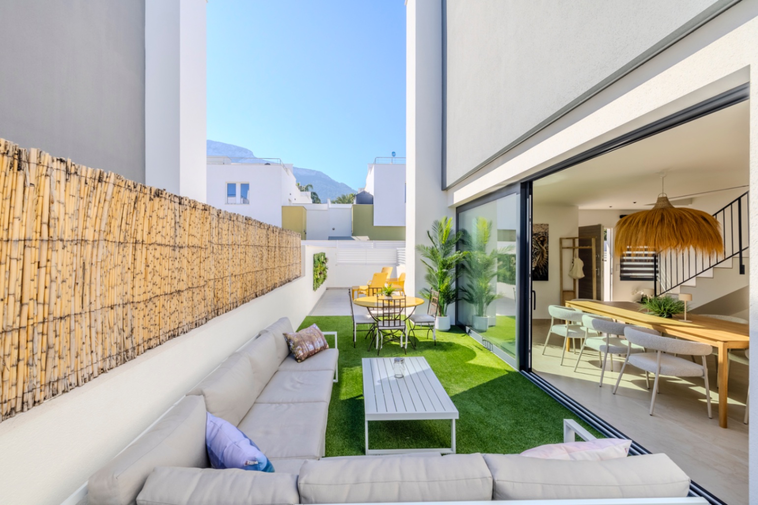 Vivienda contemporánea de lujo con una espectacular terraza en la azotea y a escasos pasos del centro de Dénia