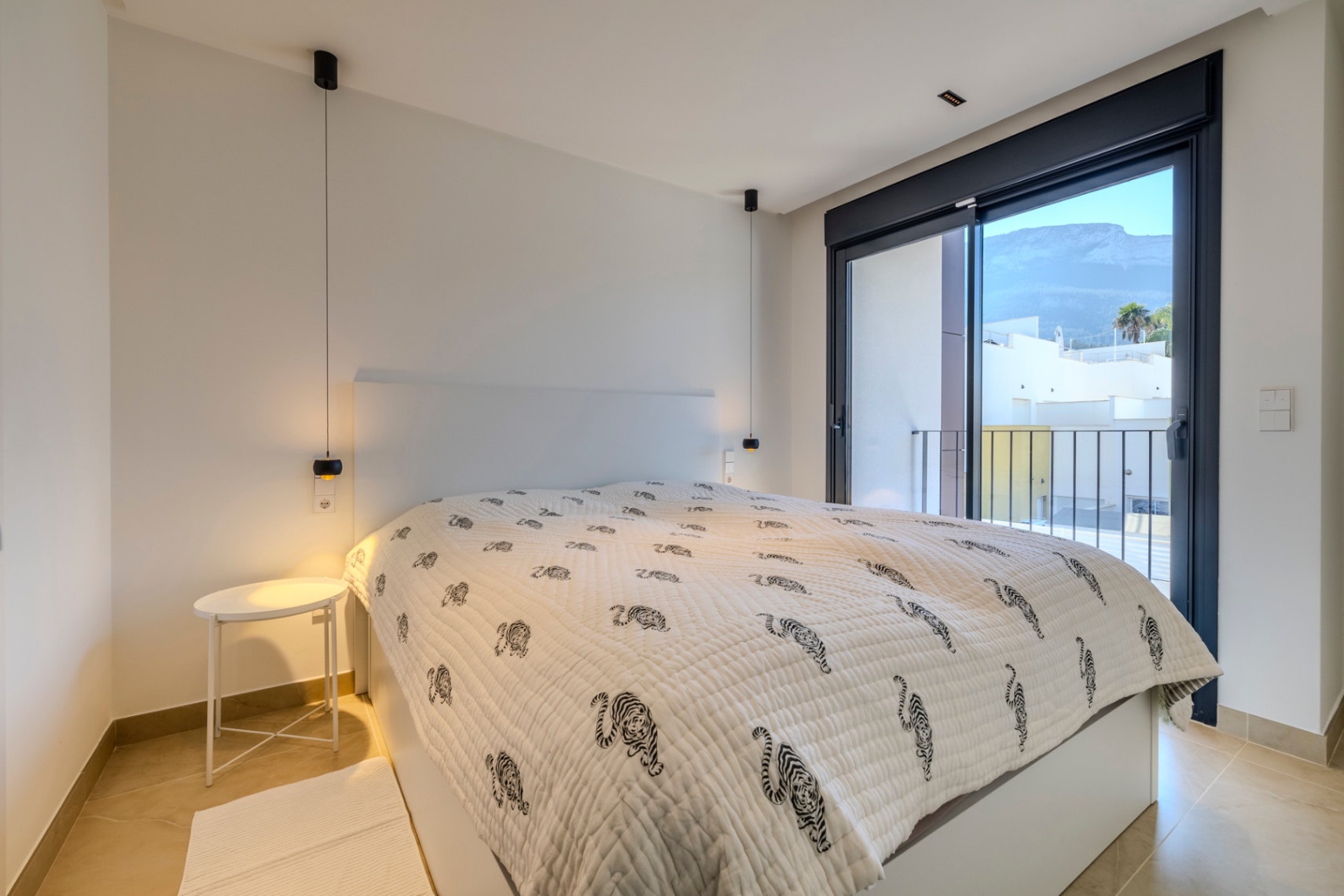 Vivienda contemporánea de lujo con una espectacular terraza en la azotea y a escasos pasos del centro de Dénia