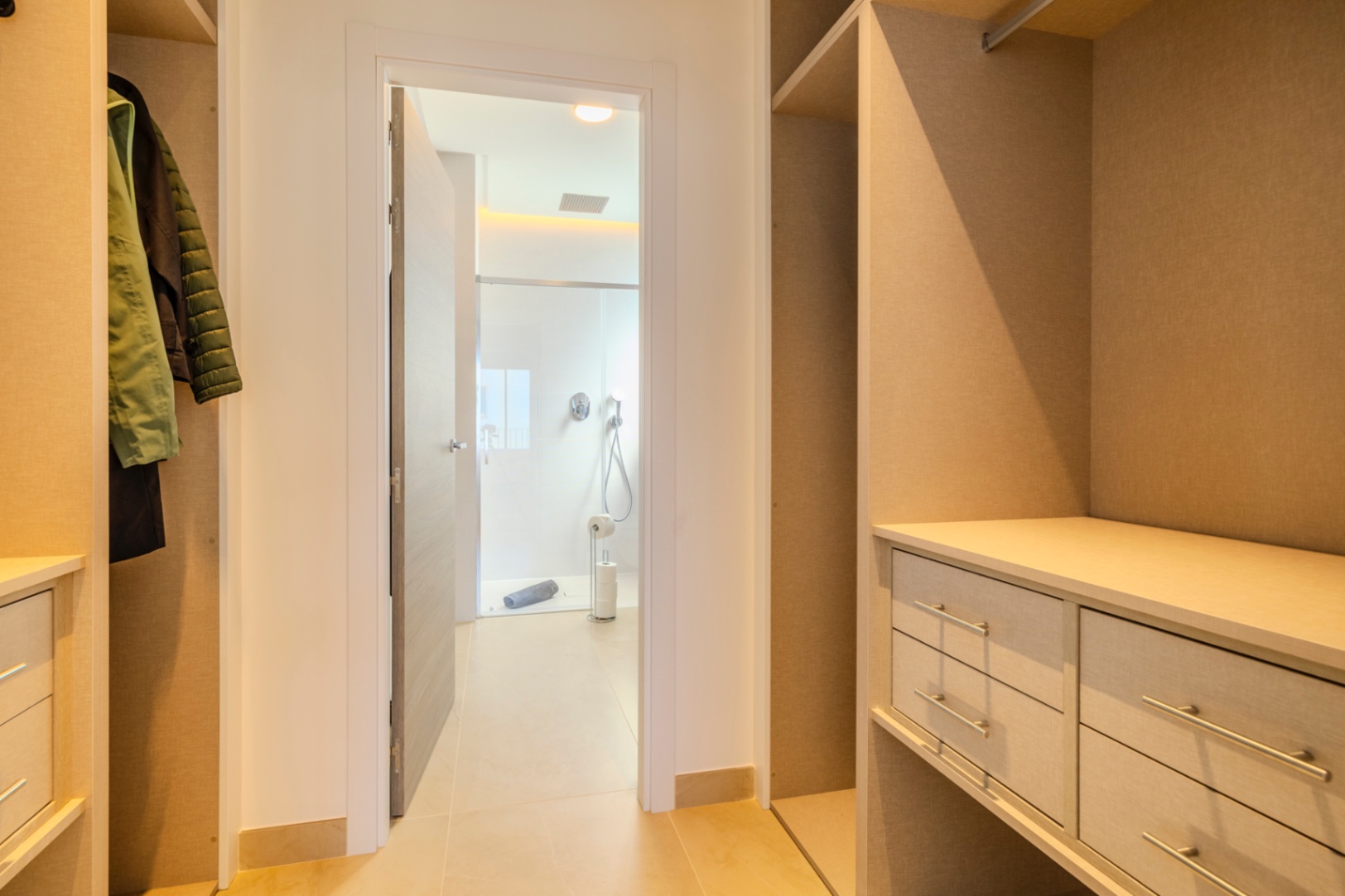 Vivienda contemporánea de lujo con una espectacular terraza en la azotea y a escasos pasos del centro de Dénia
