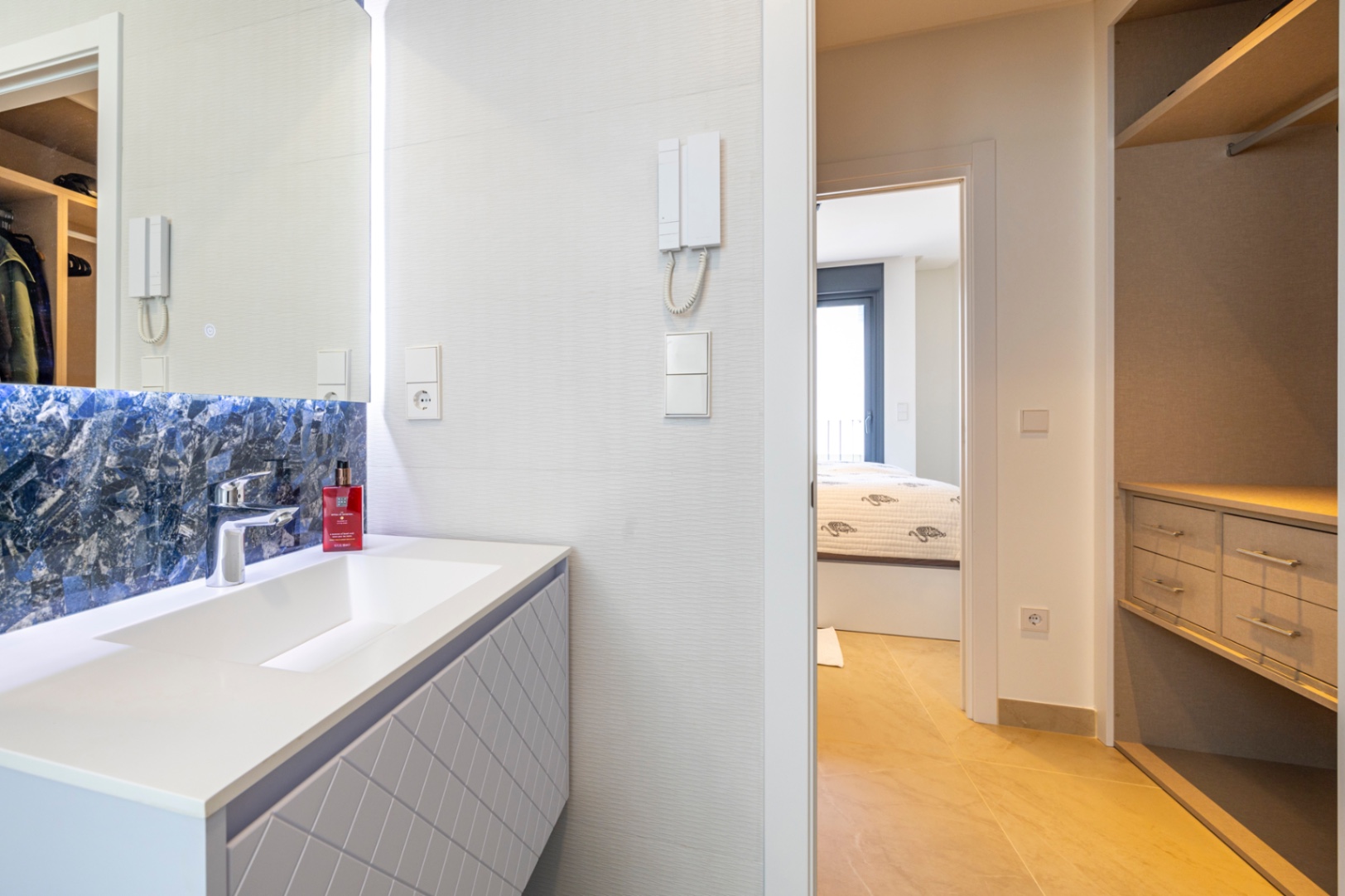 Vivienda contemporánea de lujo con una espectacular terraza en la azotea y a escasos pasos del centro de Dénia