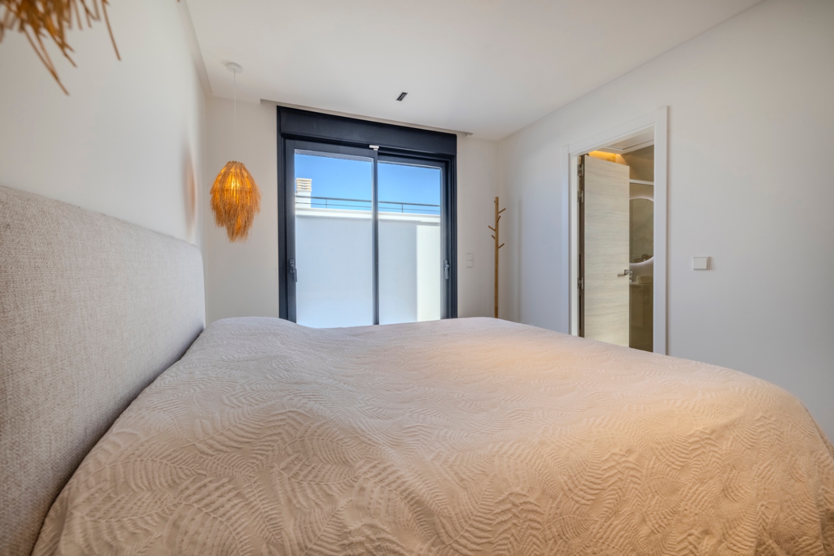 Vivienda contemporánea de lujo con una espectacular terraza en la azotea y a escasos pasos del centro de Dénia