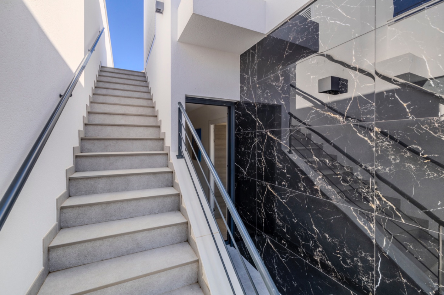 Vivienda contemporánea de lujo con una espectacular terraza en la azotea y a escasos pasos del centro de Dénia