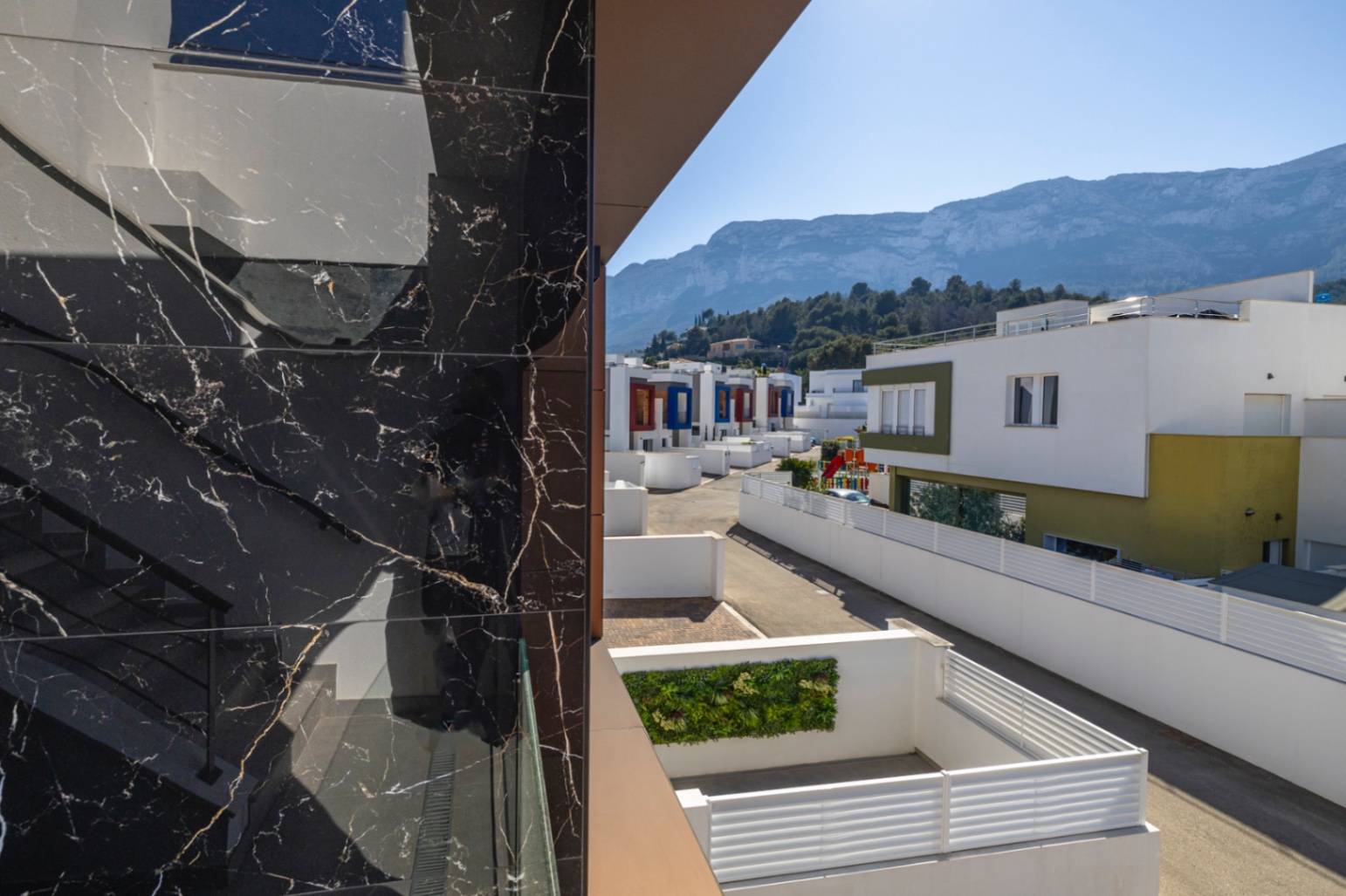 Vivienda contemporánea de lujo con una espectacular terraza en la azotea y a escasos pasos del centro de Dénia