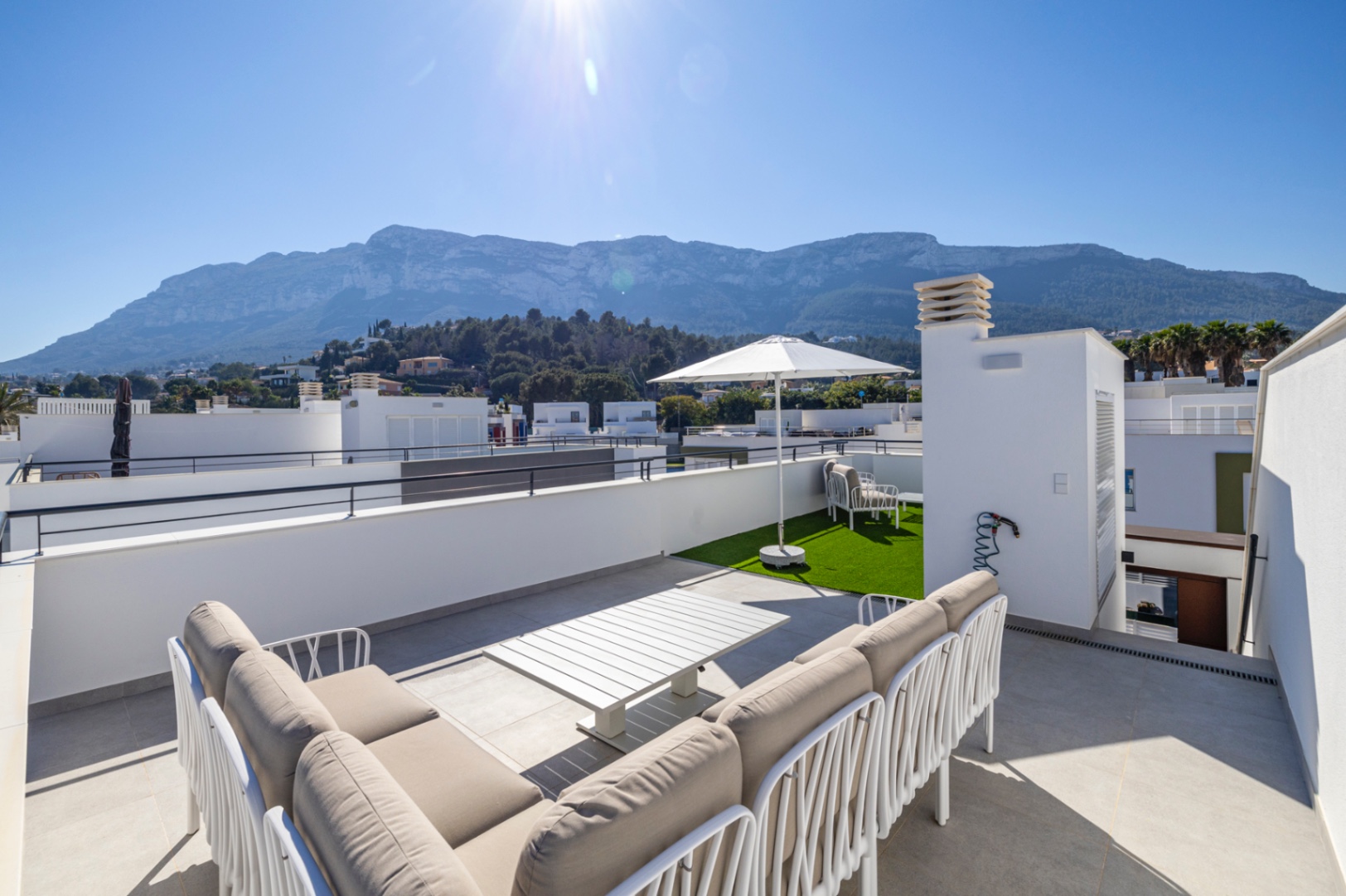 Vivienda contemporánea de lujo con una espectacular terraza en la azotea y a escasos pasos del centro de Dénia
