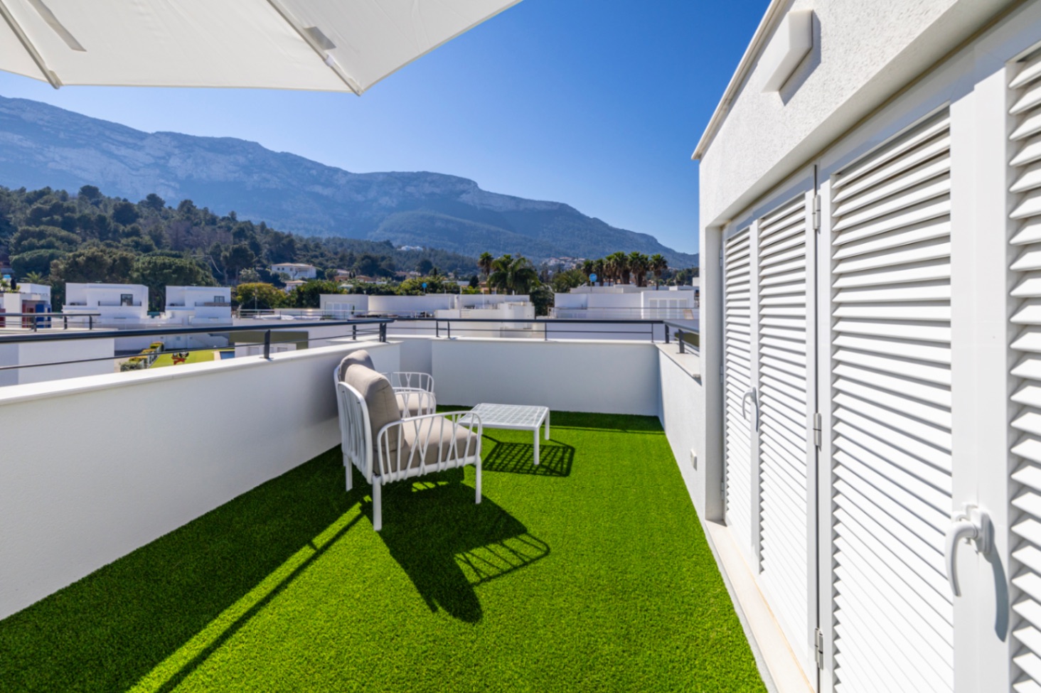 Vivienda contemporánea de lujo con una espectacular terraza en la azotea y a escasos pasos del centro de Dénia