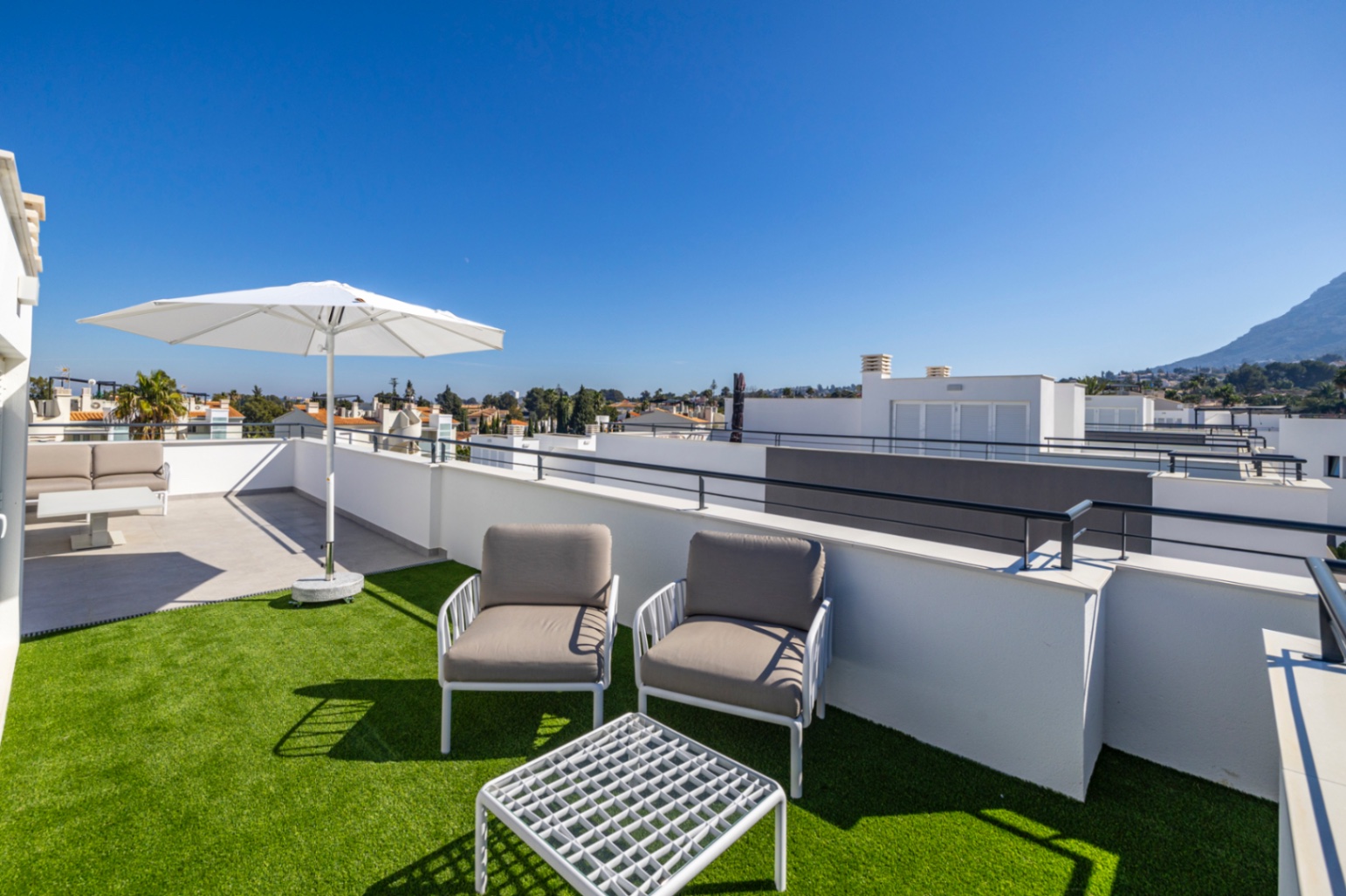 Vivienda contemporánea de lujo con una espectacular terraza en la azotea y a escasos pasos del centro de Dénia