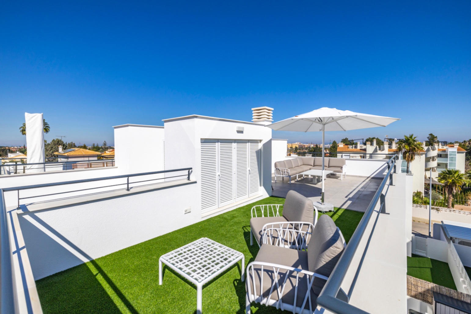 Vivienda contemporánea de lujo con una espectacular terraza en la azotea y a escasos pasos del centro de Dénia