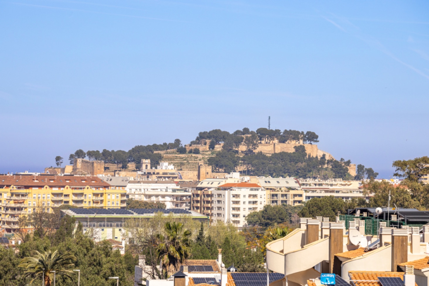 Vivienda contemporánea de lujo con una espectacular terraza en la azotea y a escasos pasos del centro de Dénia