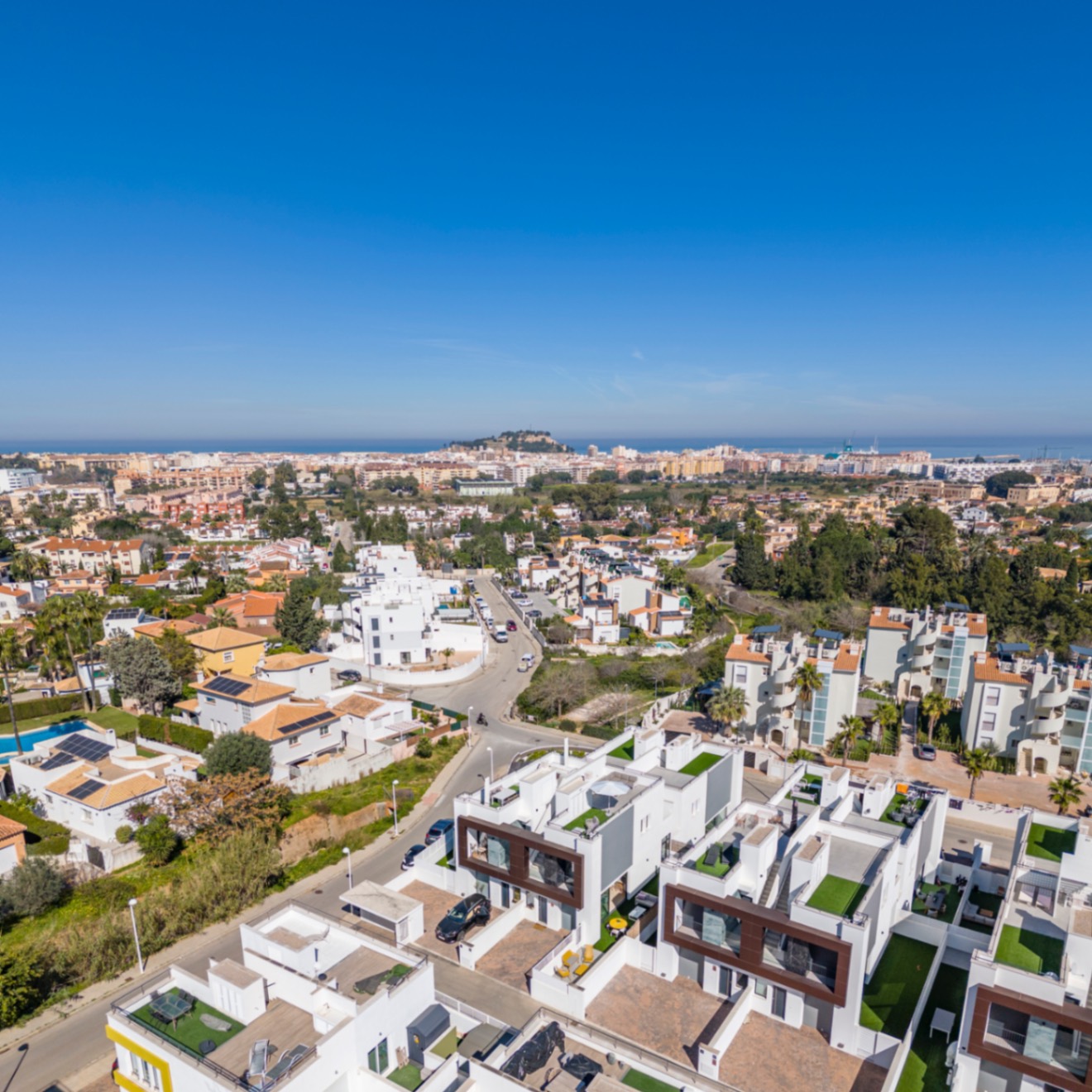 Vivienda contemporánea de lujo con una espectacular terraza en la azotea y a escasos pasos del centro de Dénia