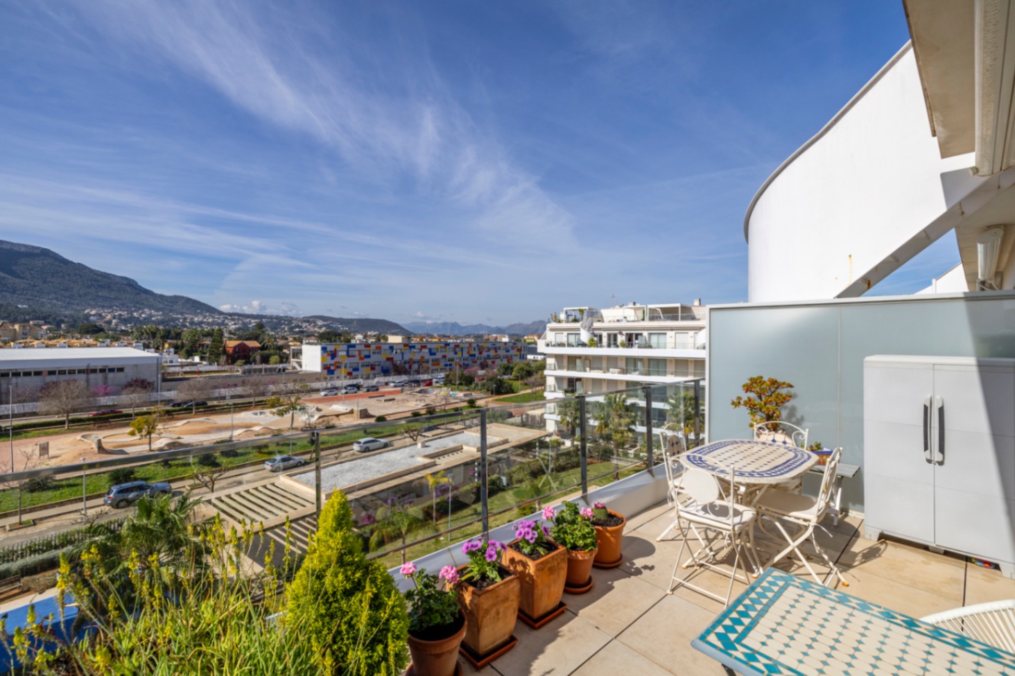 Exclusivo ático en venta en Denia con vistas impresionantes al mar y montaña.