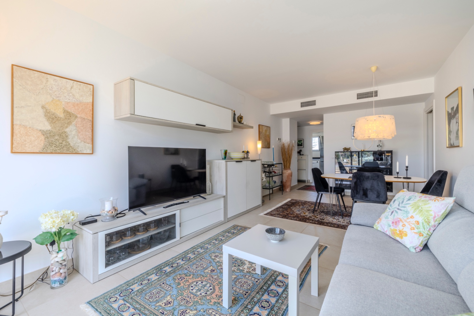 Exclusivo ático en venta en Denia con vistas impresionantes al mar y montaña.