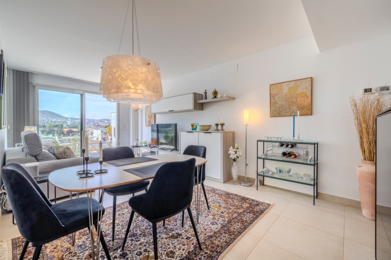 Exclusivo ático en venta en Denia con vistas impresionantes al mar y montaña.
