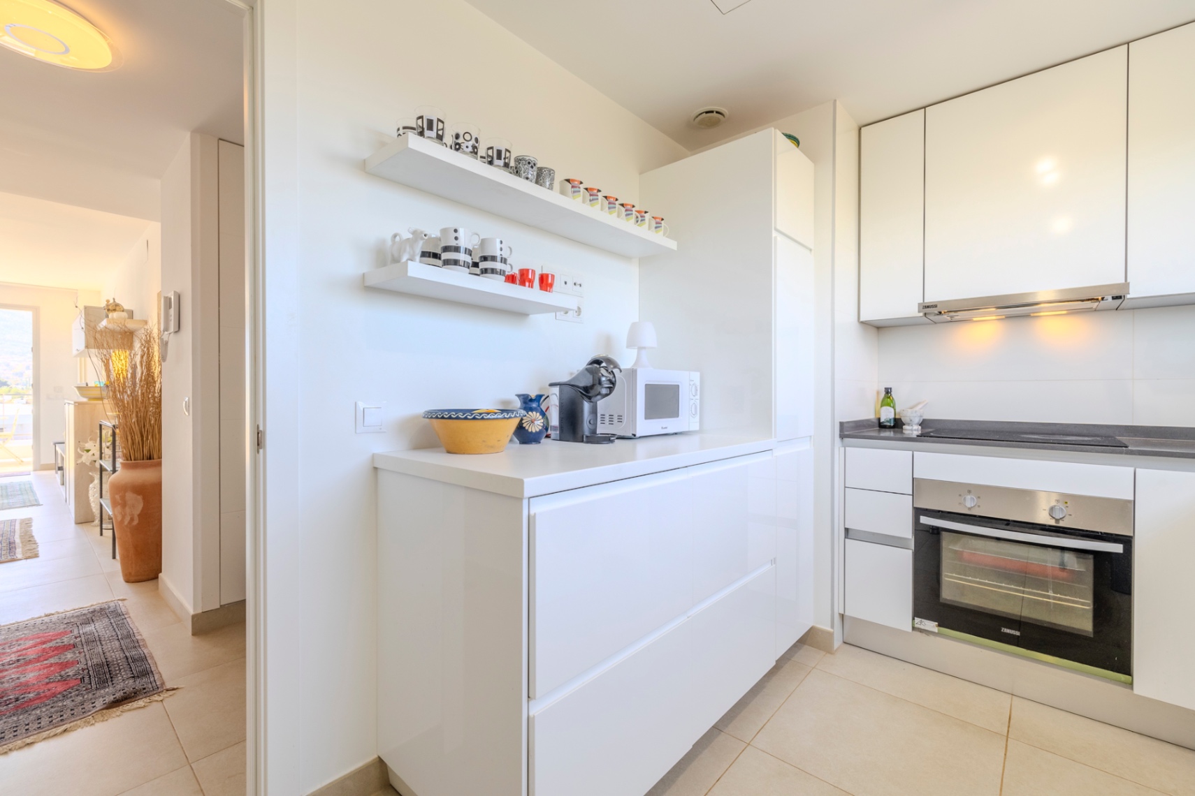 Exclusivo ático en venta en Denia con vistas impresionantes al mar y montaña.