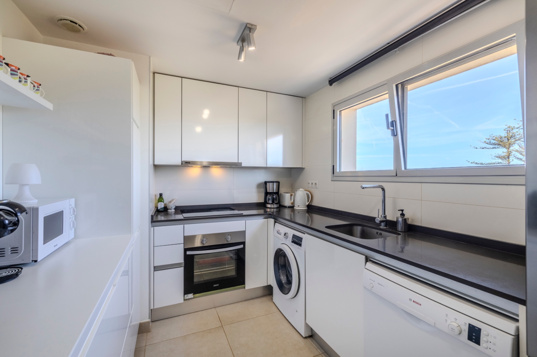 Exclusivo ático en venta en Denia con vistas impresionantes al mar y montaña.