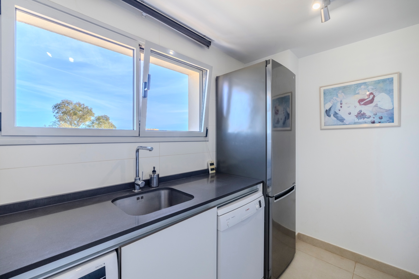 Exclusivo ático en venta en Denia con vistas impresionantes al mar y montaña.