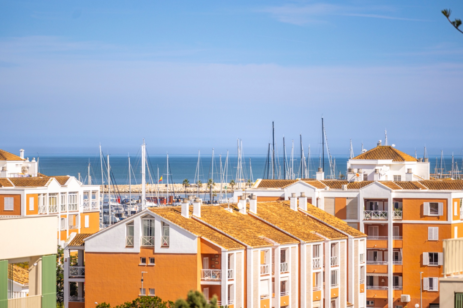Exclusivo ático en venta en Denia con vistas impresionantes al mar y montaña.