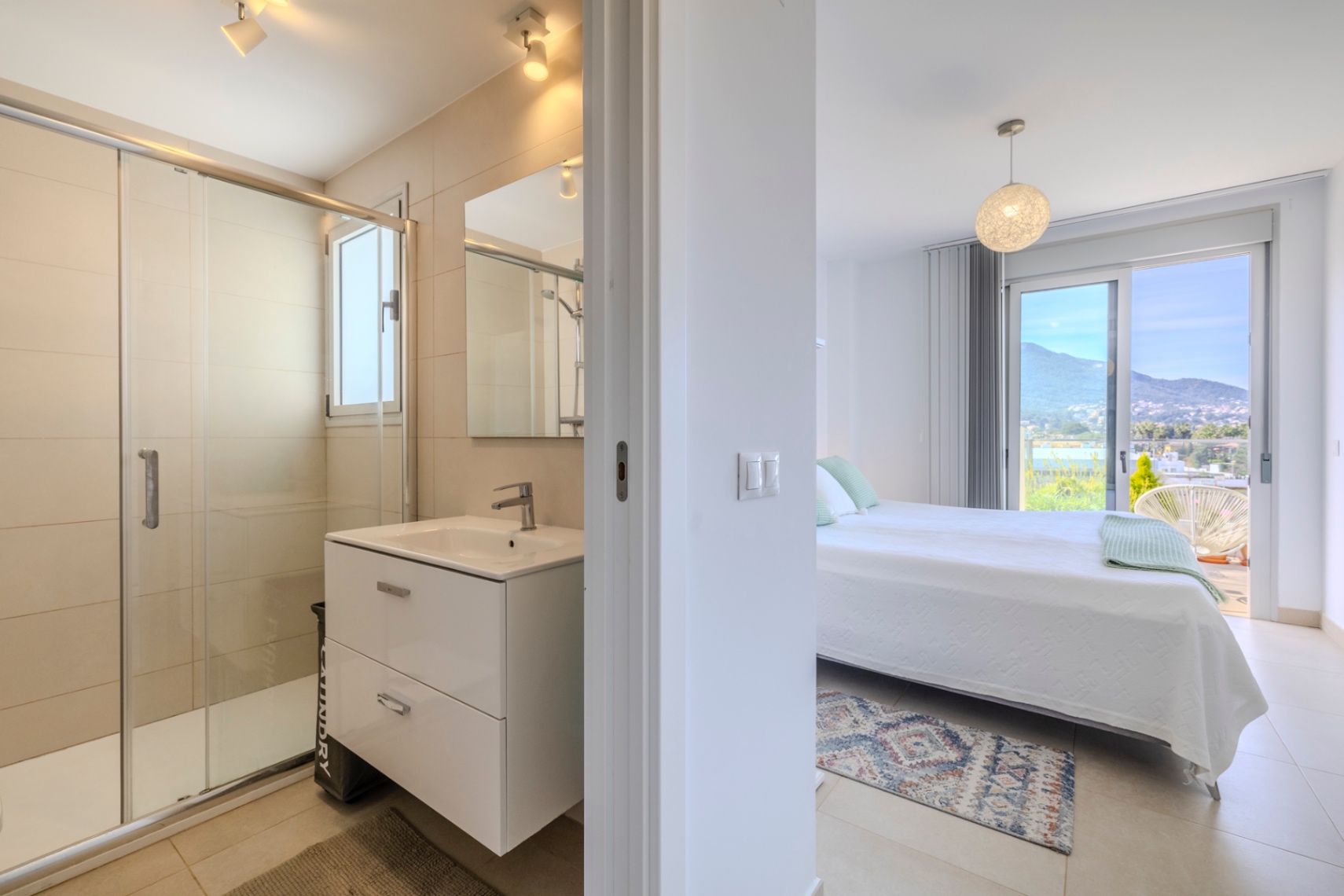 Exclusivo ático en venta en Denia con vistas impresionantes al mar y montaña.