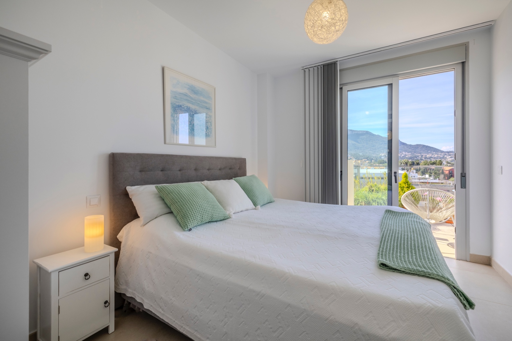 Exclusivo ático en venta en Denia con vistas impresionantes al mar y montaña.