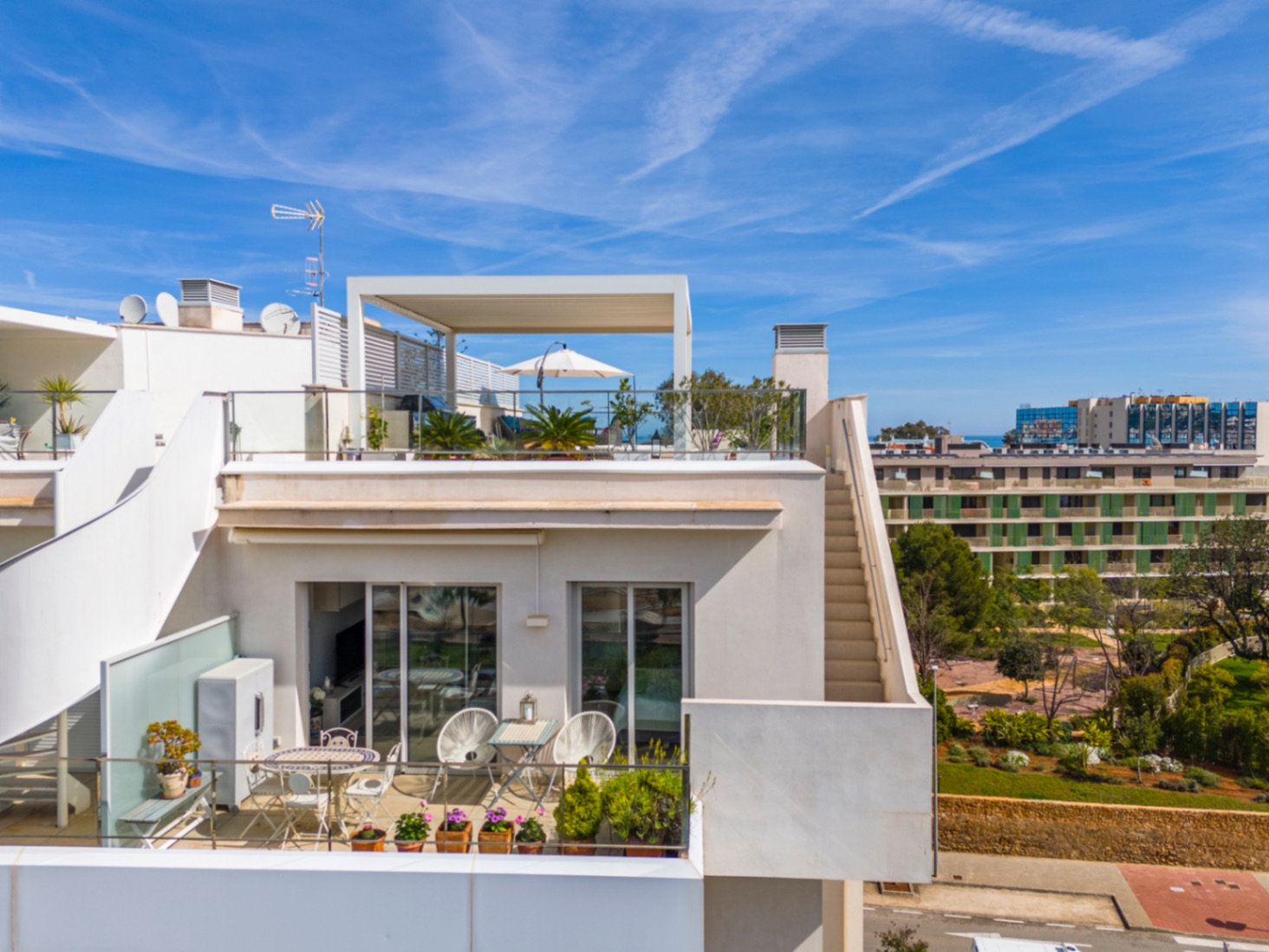 Exclusivo ático en venta en Denia con vistas impresionantes al mar y montaña.