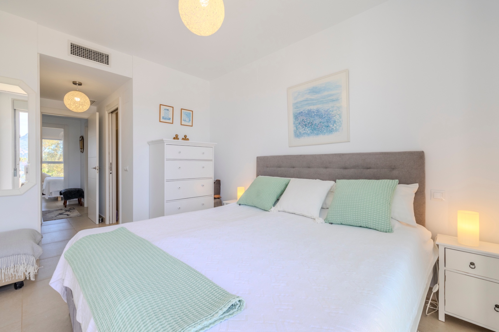 Exclusivo ático en venta en Denia con vistas impresionantes al mar y montaña.