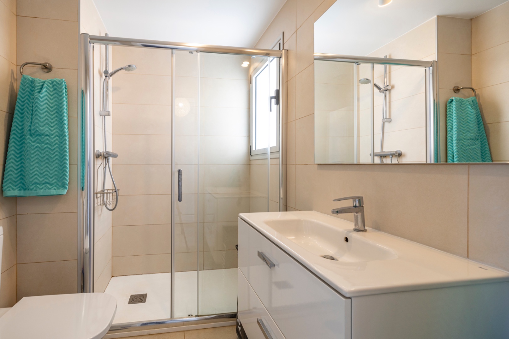 Exclusivo ático en venta en Denia con vistas impresionantes al mar y montaña.