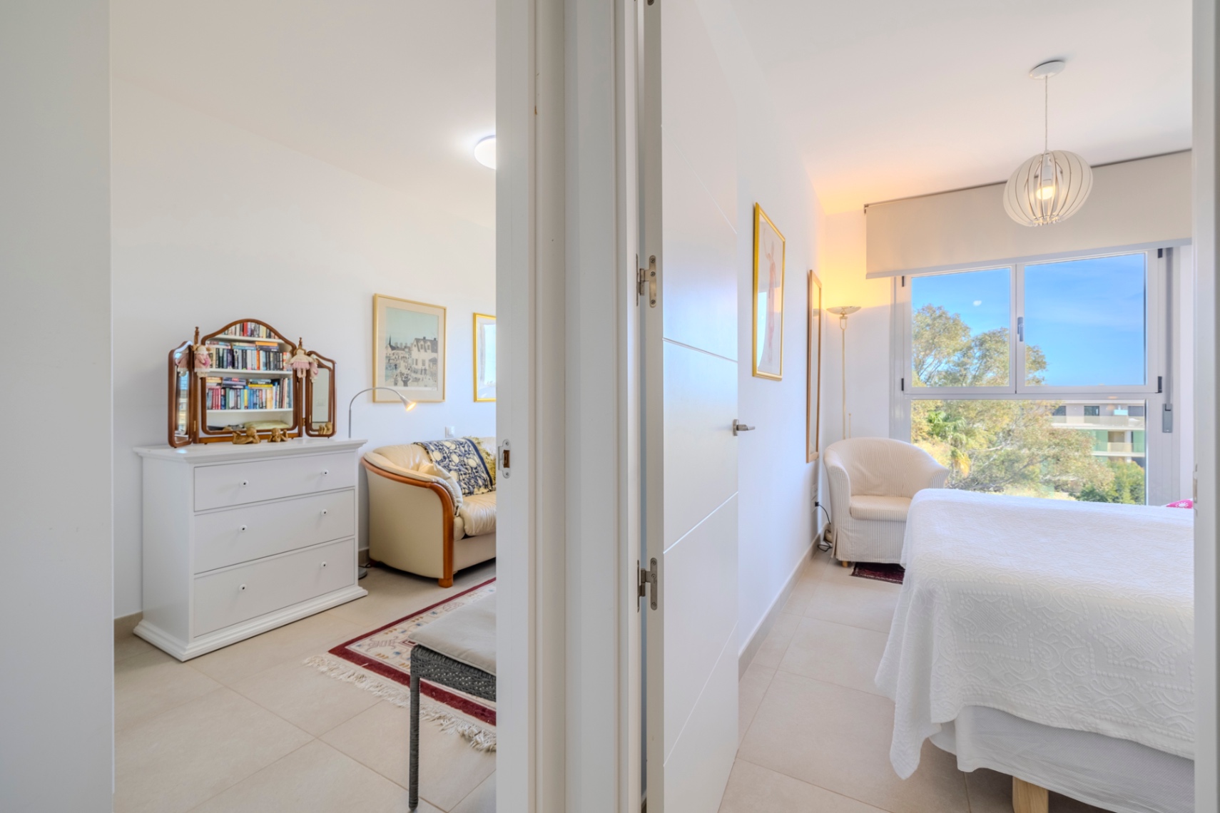 Exclusivo ático en venta en Denia con vistas impresionantes al mar y montaña.