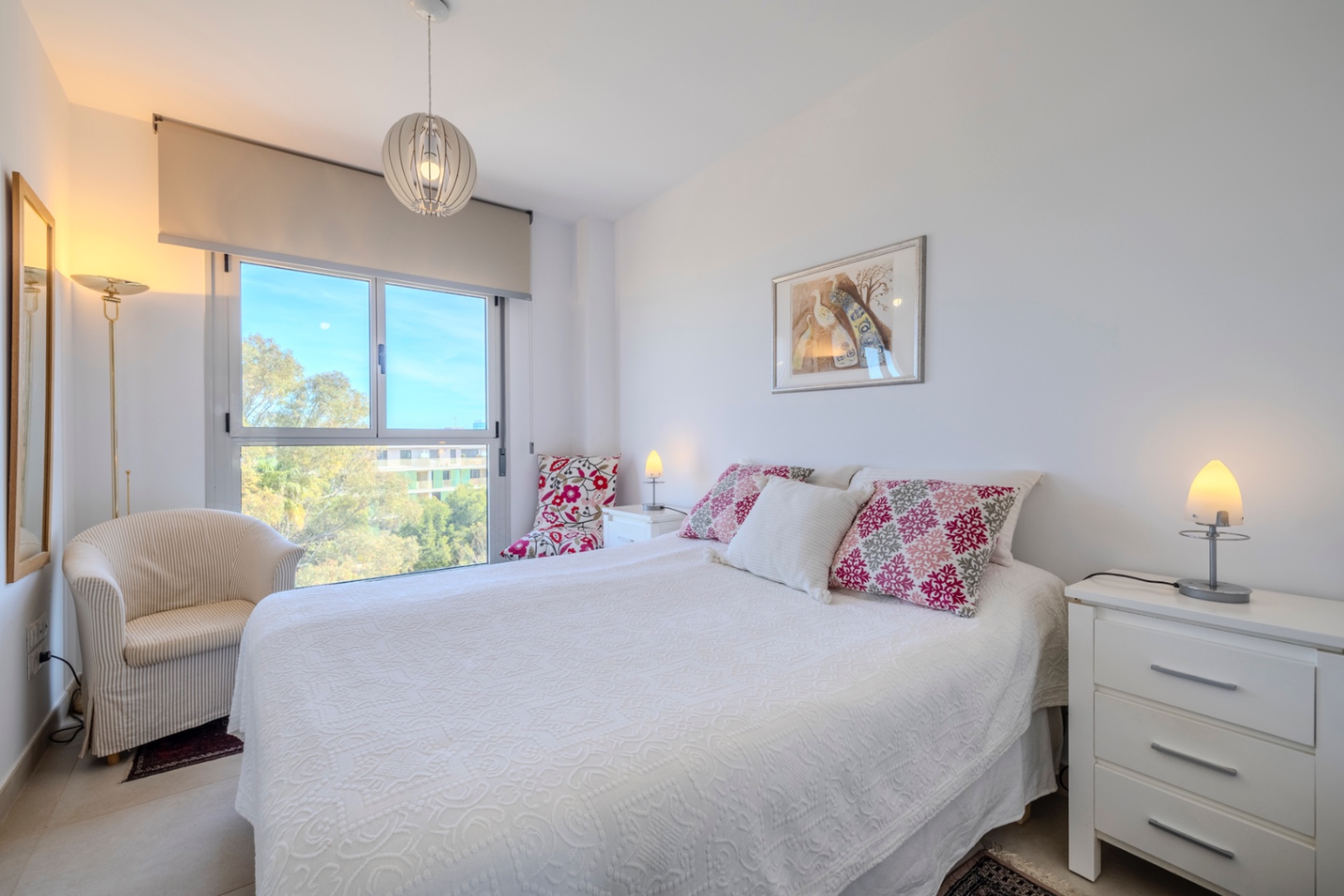 Exclusivo ático en venta en Denia con vistas impresionantes al mar y montaña.
