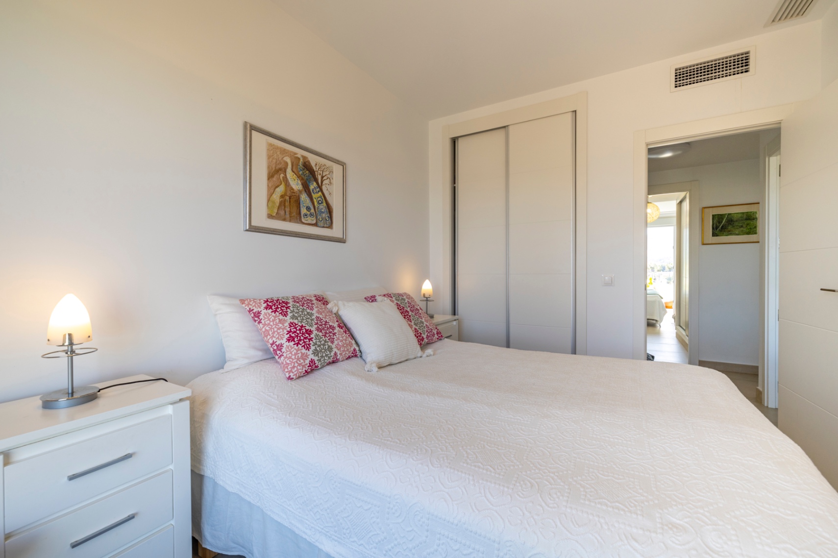 Exclusivo ático en venta en Denia con vistas impresionantes al mar y montaña.