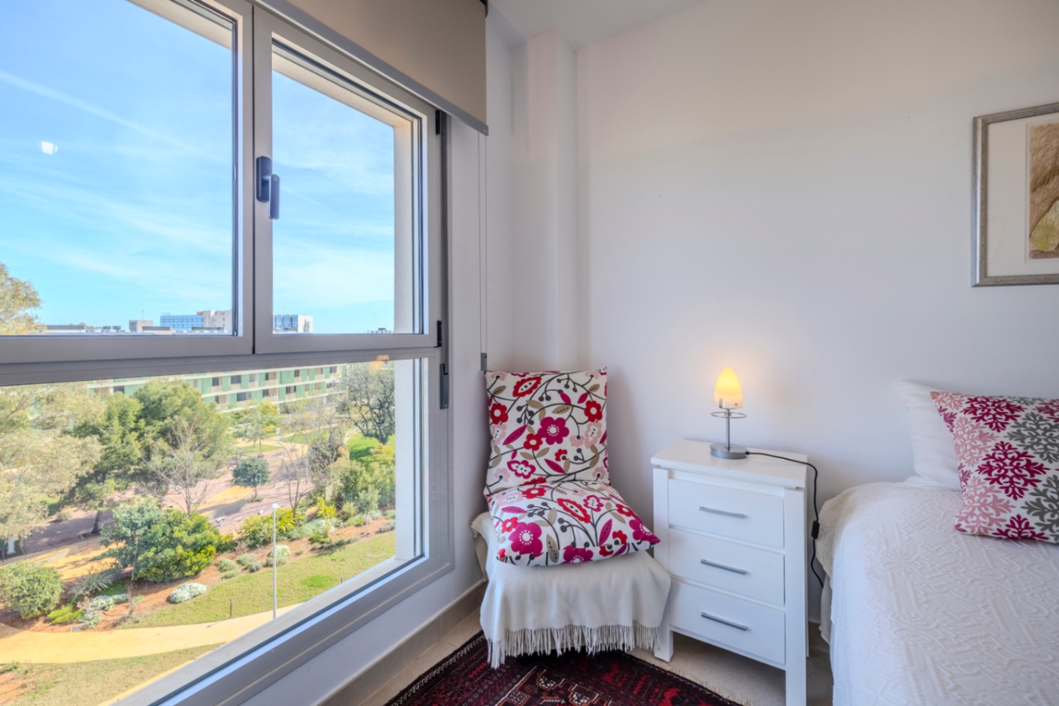 Exclusivo ático en venta en Denia con vistas impresionantes al mar y montaña.